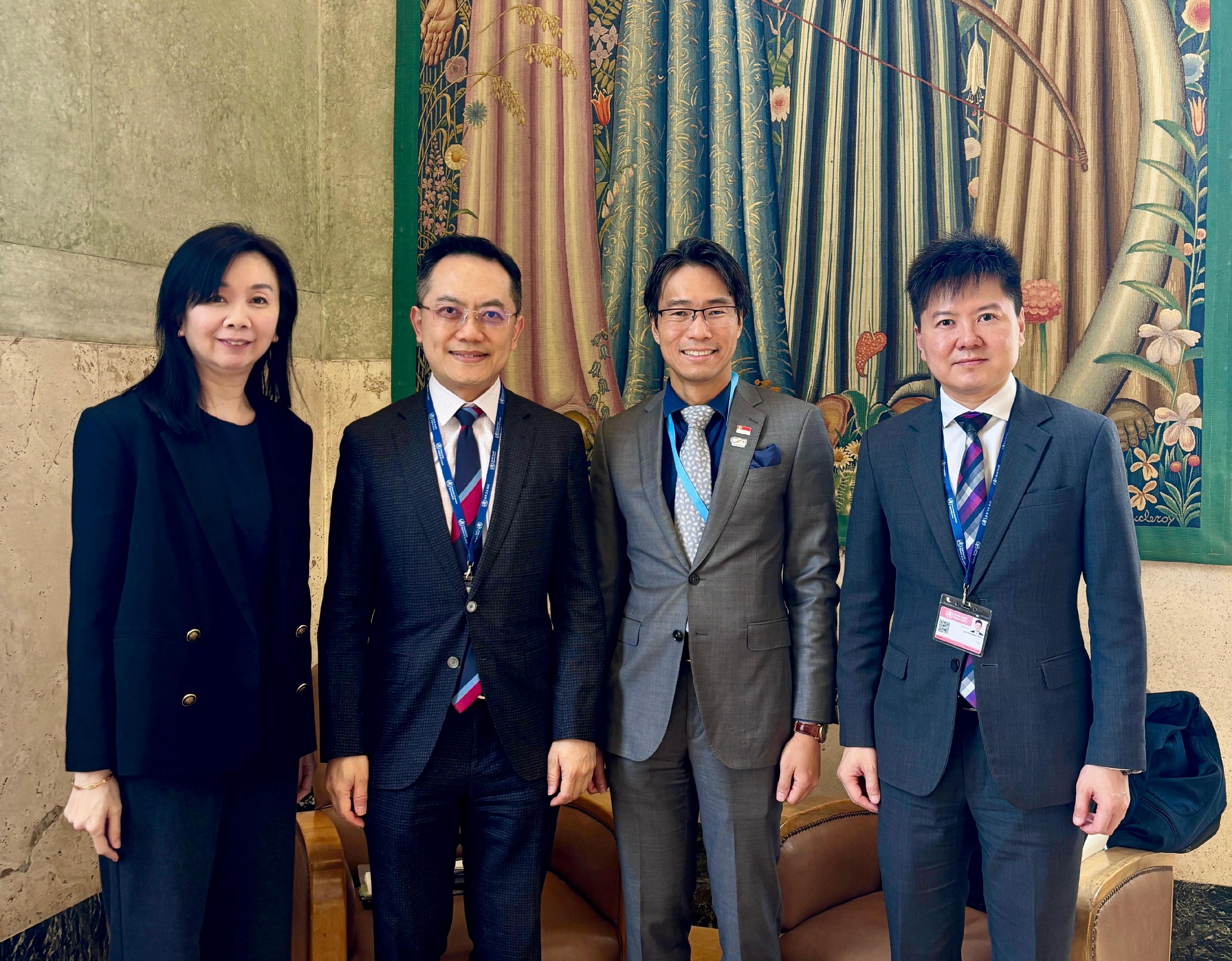 衞生署署長林文健醫生(左二)和衞生署衞生防護中心總監徐樂堅醫生(右一)昨日(日內瓦時間五月十九日)於瑞士日內瓦出席世界衞生組織第七十九屆世界衞生大會期間,與新加坡傳染病管理局局長李堅明教授(右二)會面。雙方就二○二四年簽署的傳染病防控合作備忘錄的跟進工作作出交流。