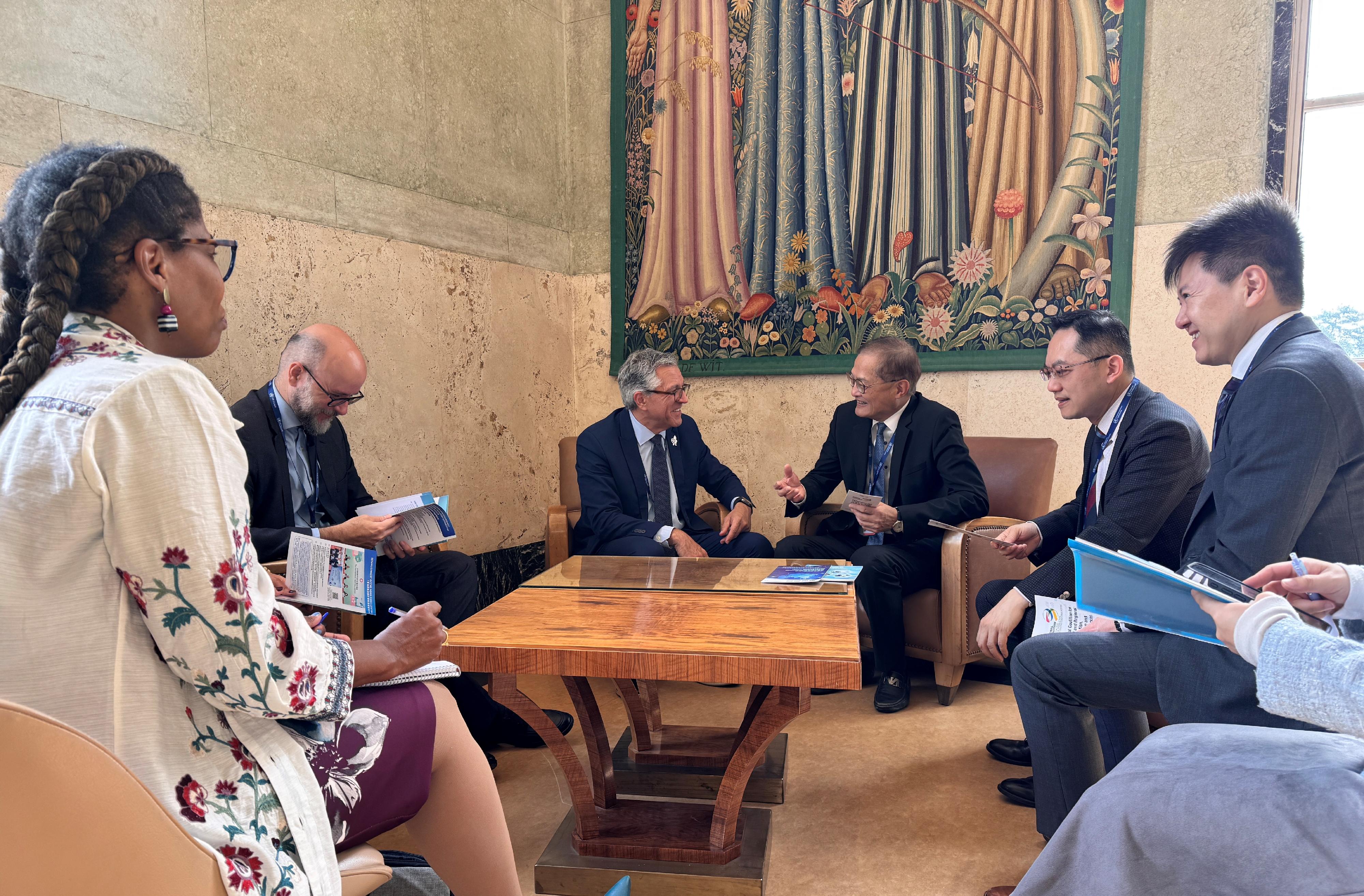 The Secretary for Health, Professor Lo Chung-mau (third right), met with the Minister of Health of Brazil, Dr Alexandre Padilha (third left), in Geneva, Switzerland, yesterday (May 19, Geneva time) to exchange views on work including the regulation and approval mechanism of drugs and medical devices. The Director of Health, Dr Ronald Lam (second right), and the Controller of the Centre for Health Protection of the Department of Health, Dr Edwin Tsui (first right), also attended.