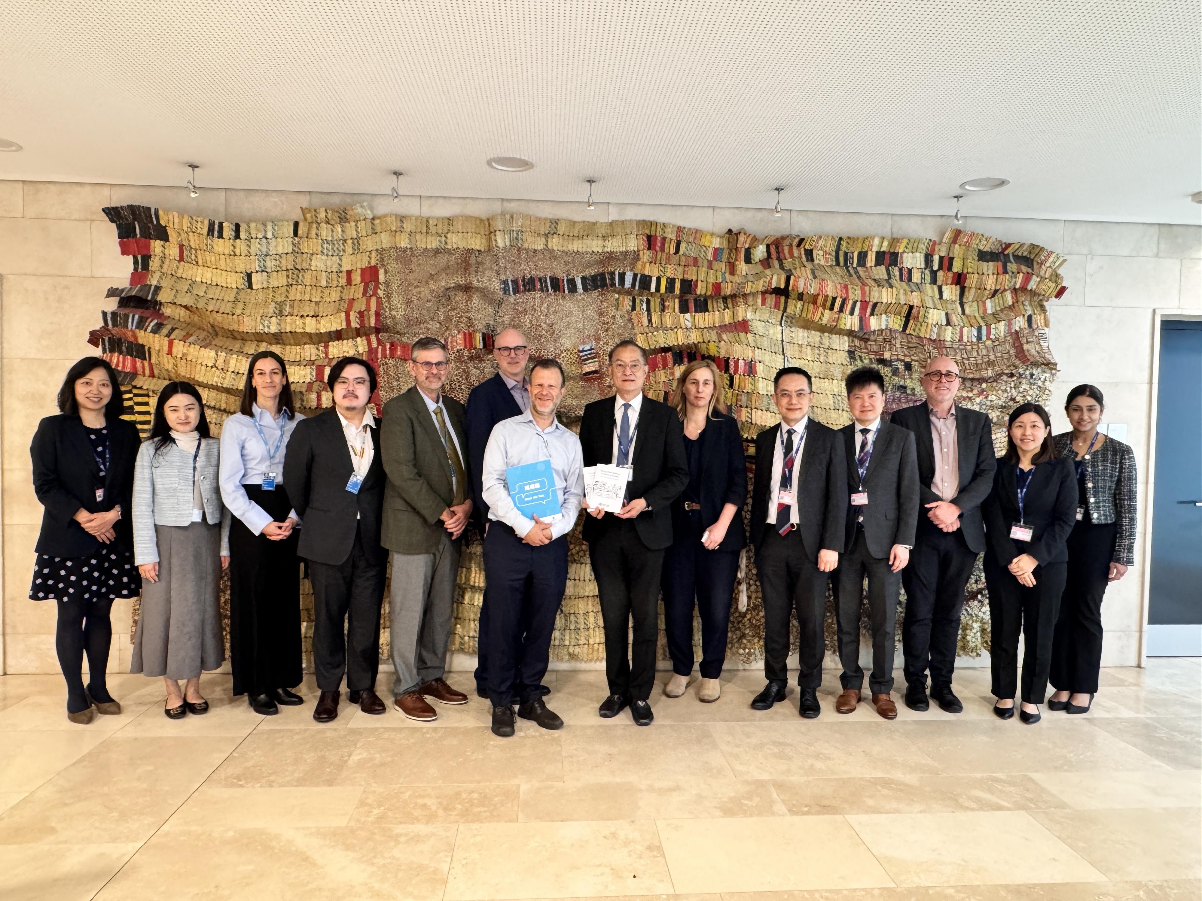 The Secretary for Health, Professor Lo Chung-mau, met with the Head of the Mental Health Unit, Department of Mental Health, Brain Health and Substance Use of the World Health Organization, Dr Mark van Ommeren, in Geneva, Switzerland, yesterday (May 19, Geneva time). Photo shows Professor Lo (seventh right); Dr Mark van Ommeren (seventh left); the Director of Health, Dr Ronald Lam (fifth right); the Controller of the Centre for Health Protection of the Department of Health, Dr Edwin Tsui (fourth right), and other attendees of the meeting.