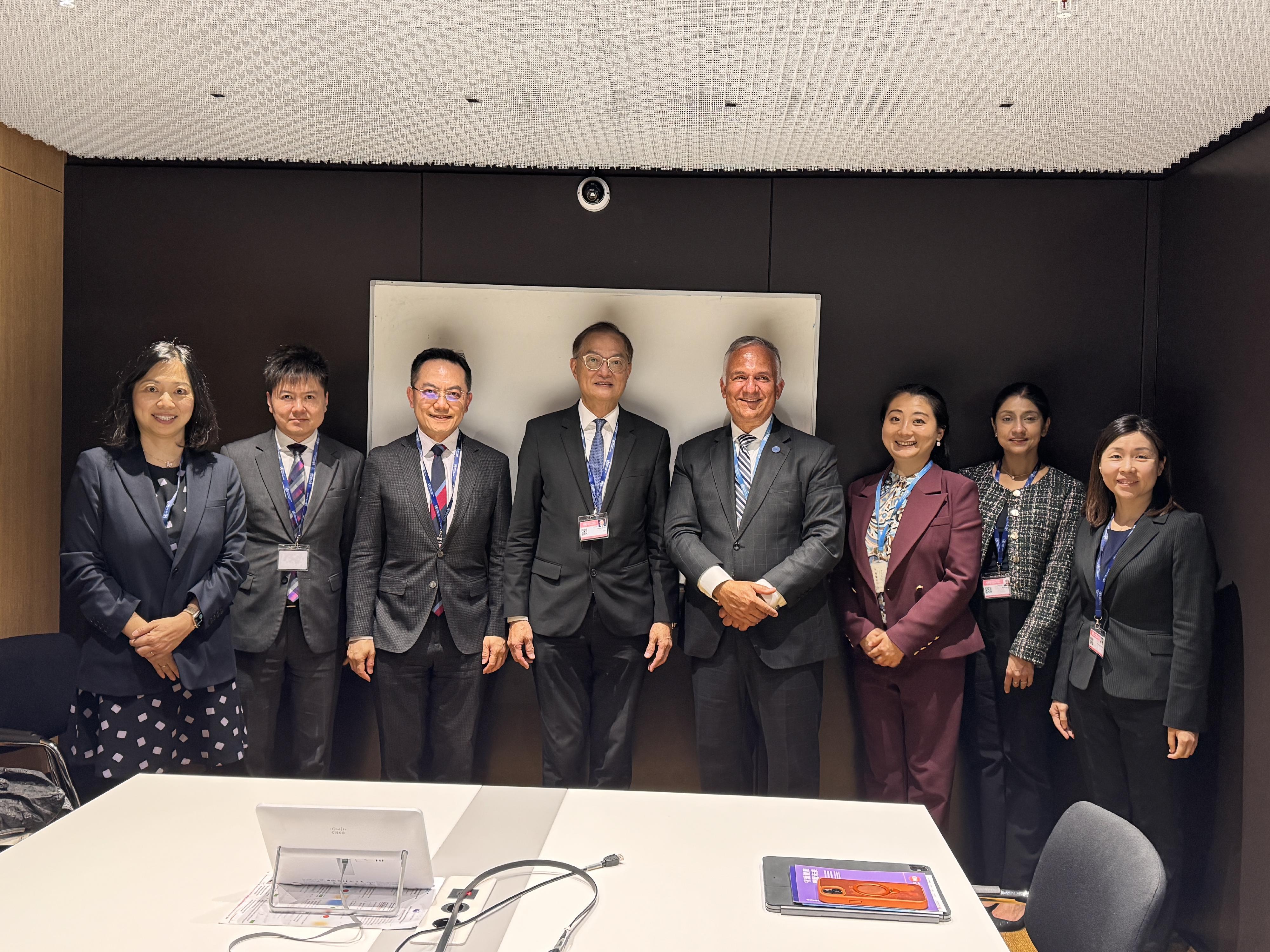 The Secretary for Health, Professor Lo Chung-mau, met with the Director of the Department of Data, Digital Health, Analytics and Artificial Intelligence of the World Health Organization, Dr Alain Labrique, in Geneva, Switzerland, yesterday (May 19, Geneva time). Photo shows Professor Lo (fourth left); Dr Labrique (fourth right); the Director of Health, Dr Ronald Lam (third left); the Controller of the Centre for Health Protection of the Department of Health, Dr Edwin Tsui (second left), and other attendees of the meeting.
