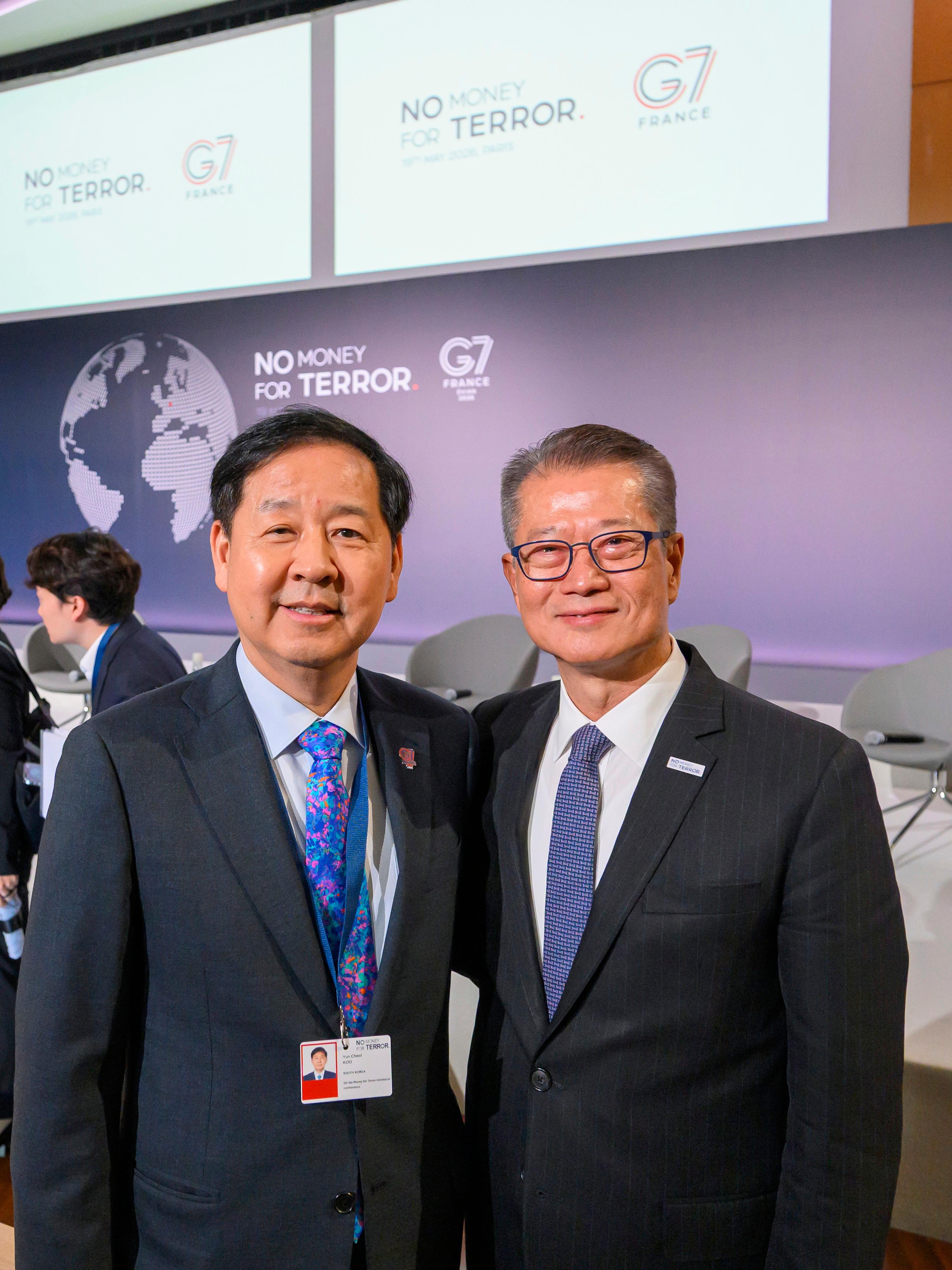 The Financial Secretary, Mr Paul Chan, attended the "No Money for Terror" Ministerial Conference on Counter-Terrorism Financing in Paris, France, on May 19 (Paris time). Photo shows Mr Chan (right) with the Deputy Prime Minister and Minister of Economy and Finance of the Republic of Korea, Mr Koo Yun-cheol (left), who also attended the conference.