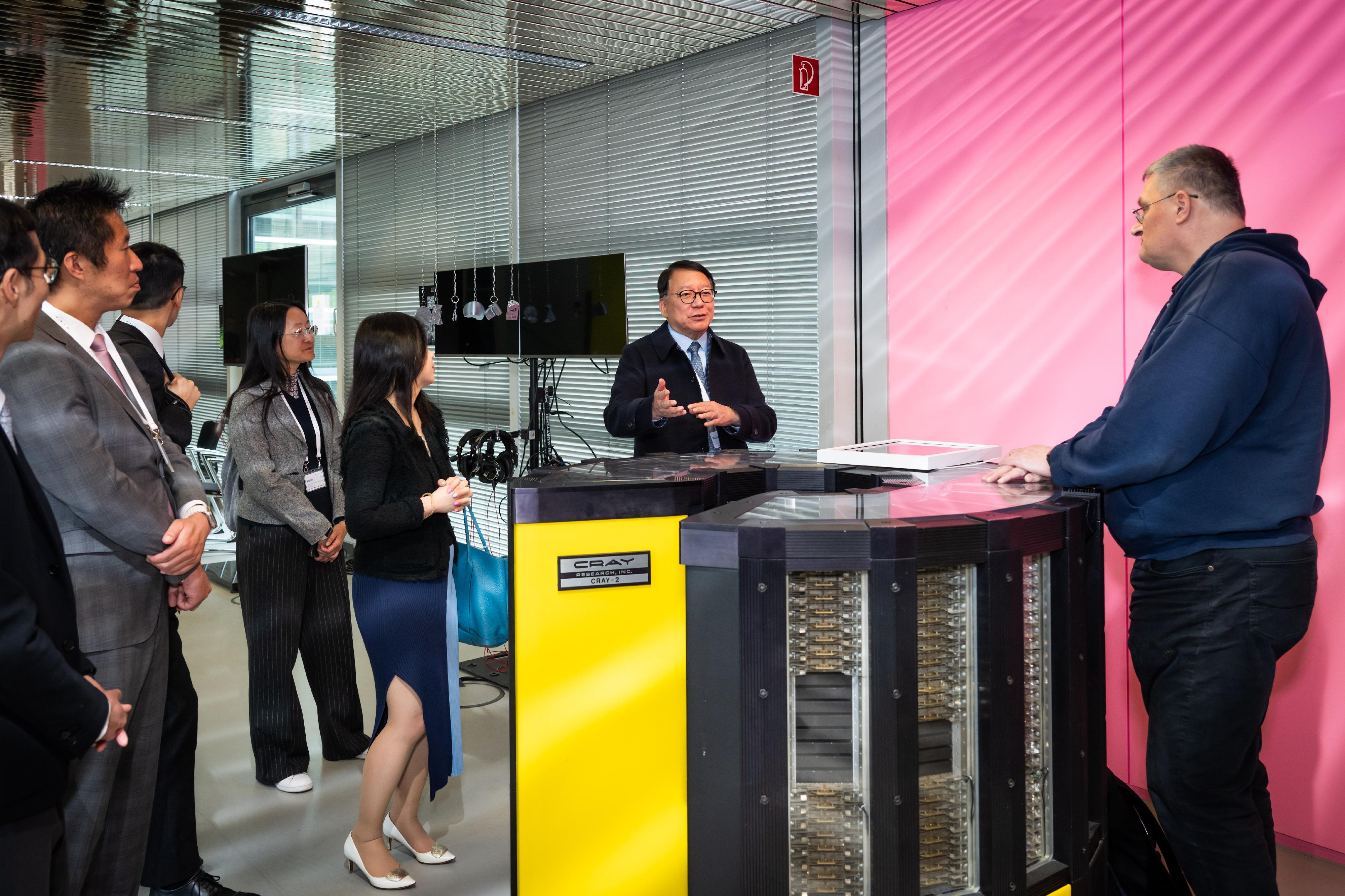The Chief Secretary for Administration, Mr Chan Kwok-ki, led the delegation of the Working Group on Planning and Construction of the University Town under the Committee on Development of the Northern Metropolis to continue its visit to Germany yesterday (May 19, Stuttgart time). Photo shows Mr Chan (second right), and the delegation visiting the High-Performance Computing Center Stuttgart on the campus of the University of Stuttgart, and meeting with university representatives.