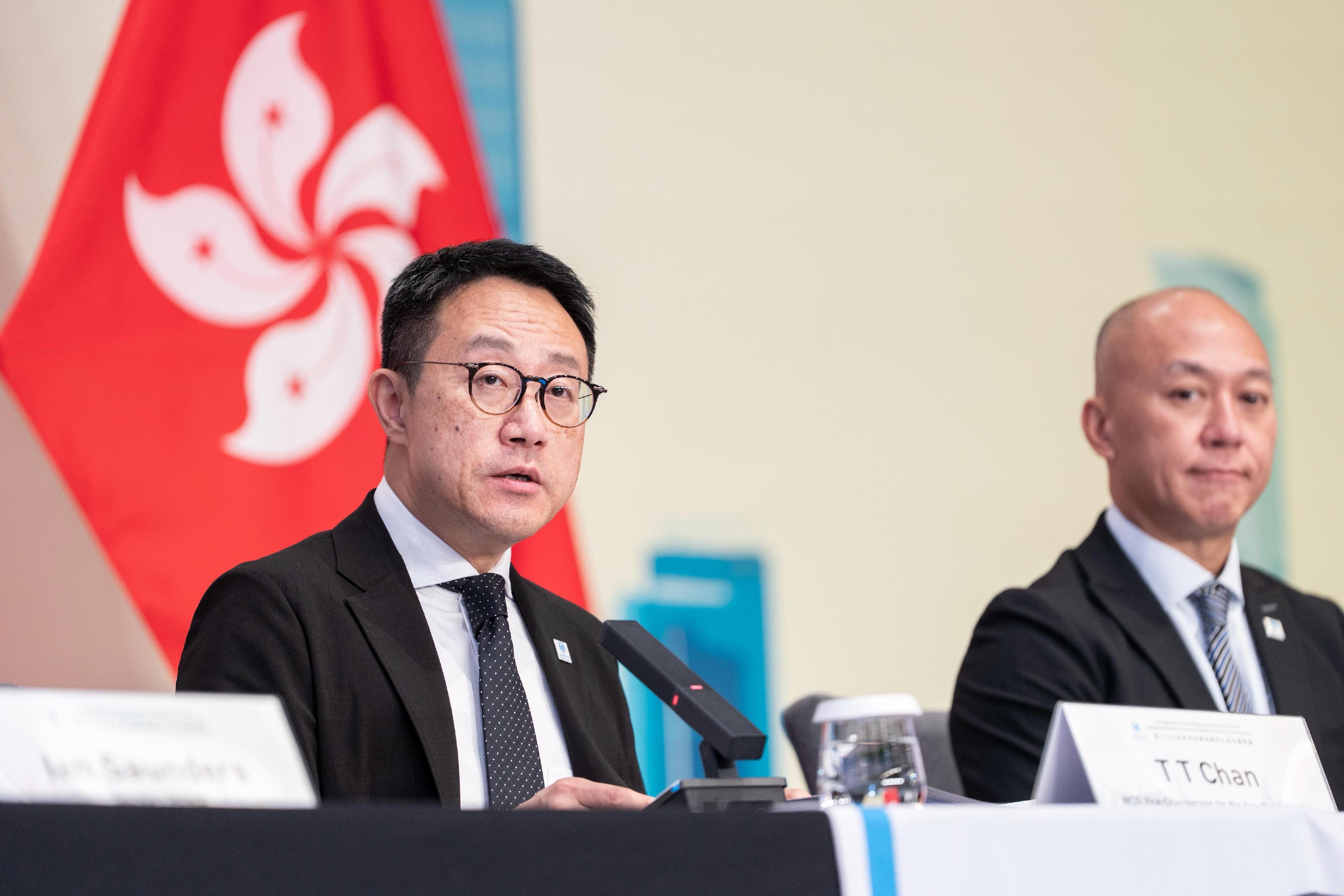 由香港海關舉辦的第27屆世界海關組織亞太區首腦會議今日(五月二十日)圓滿結束。圖示海關關長陳子達(左)在會議上致總結發言。