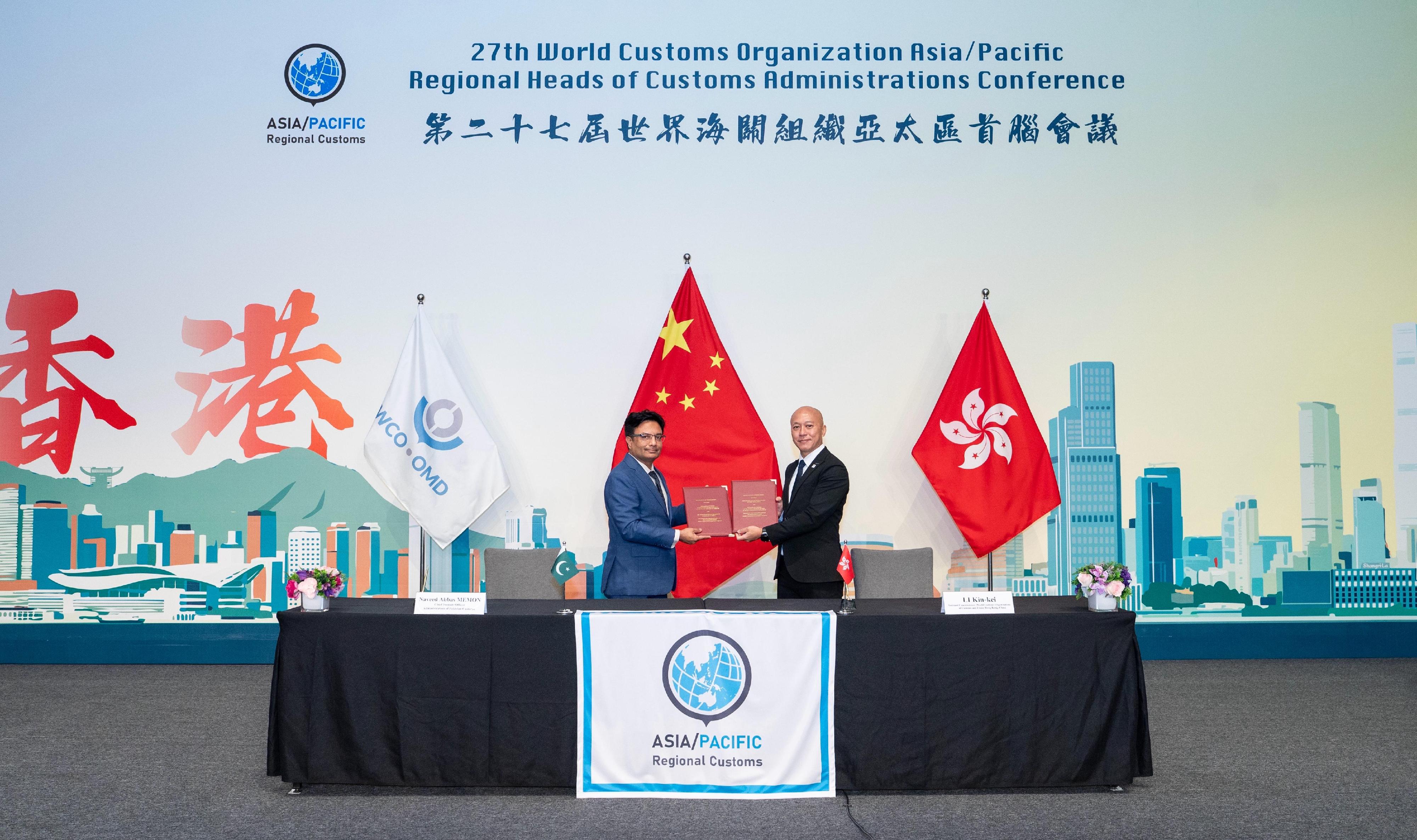 由香港海關舉辦的第27屆世界海關組織亞太區首腦會議今日(五月二十日)圓滿結束。圖示於五月十八日海關助理關長(世界海關組織)李建基(右)及巴基斯坦海關首席網域官Mr Naveed Abbas Memon(左)簽署「ValidAP」合作備忘錄後合照。