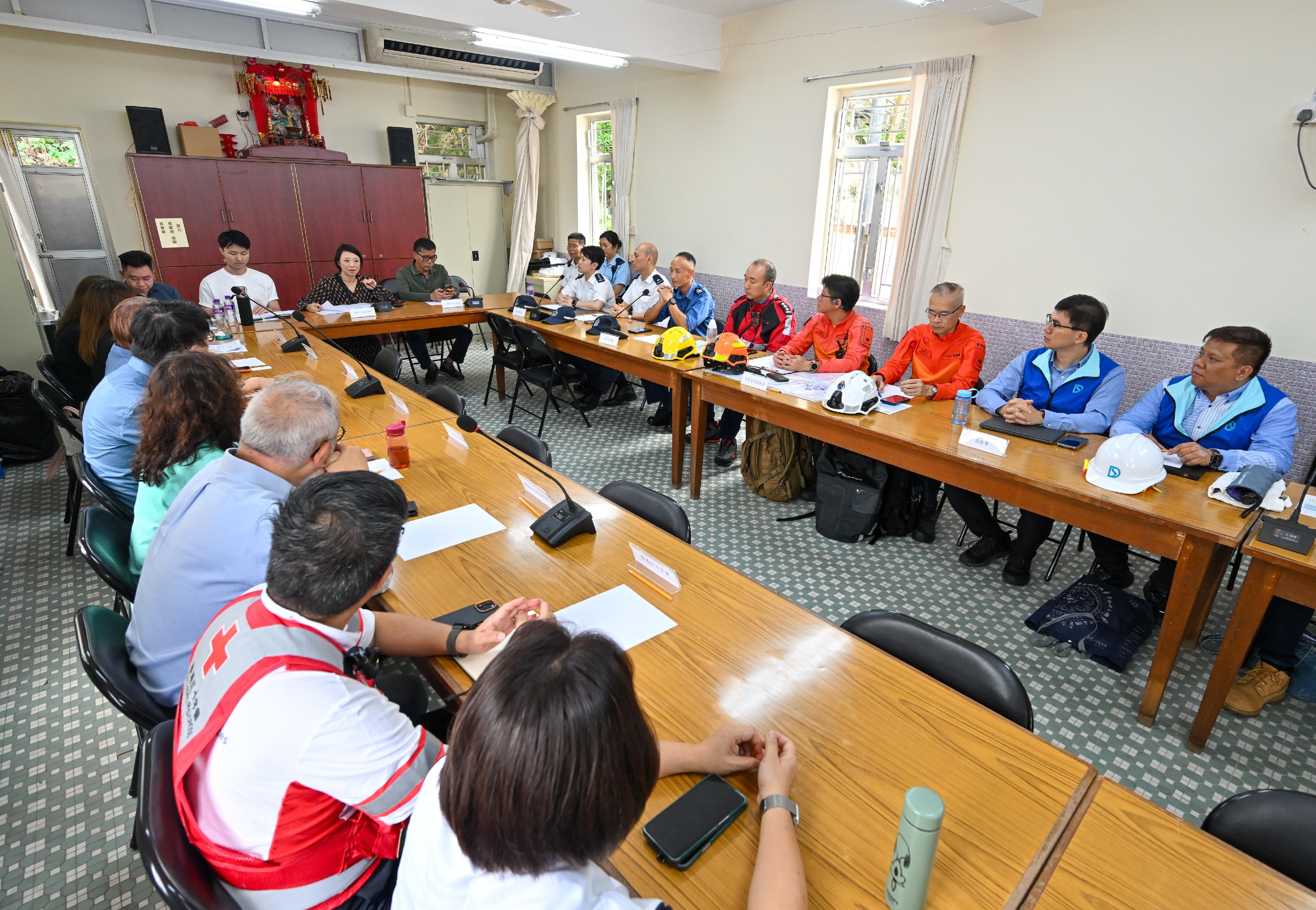 The Islands District Office conducted an interdepartmental rescue and evacuation drill in the event of flooding in Tai O today (May 20). Photo shows the staff members of the Islands District Office and representatives from participating departments and organisations reviewing the emergency response actions and relevant arrangements after the drill.