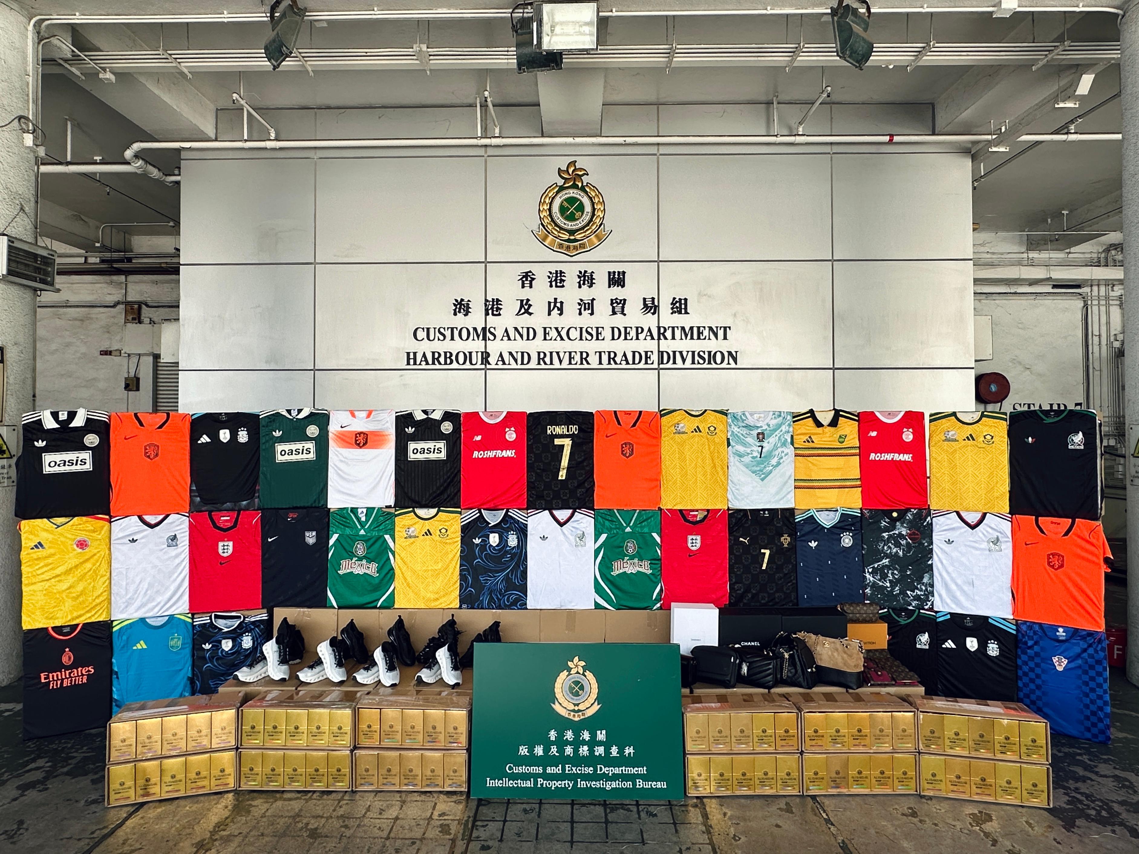 香港海關四月三十日在屯門內河船碼頭檢獲約八千件懷疑冒牌貨物及約三萬八千件另類吸煙產品,估計市值共約一百九十萬元。圖示檢獲的懷疑冒牌貨物,包括球衣、波鞋和手袋等,以及另類吸煙產品。