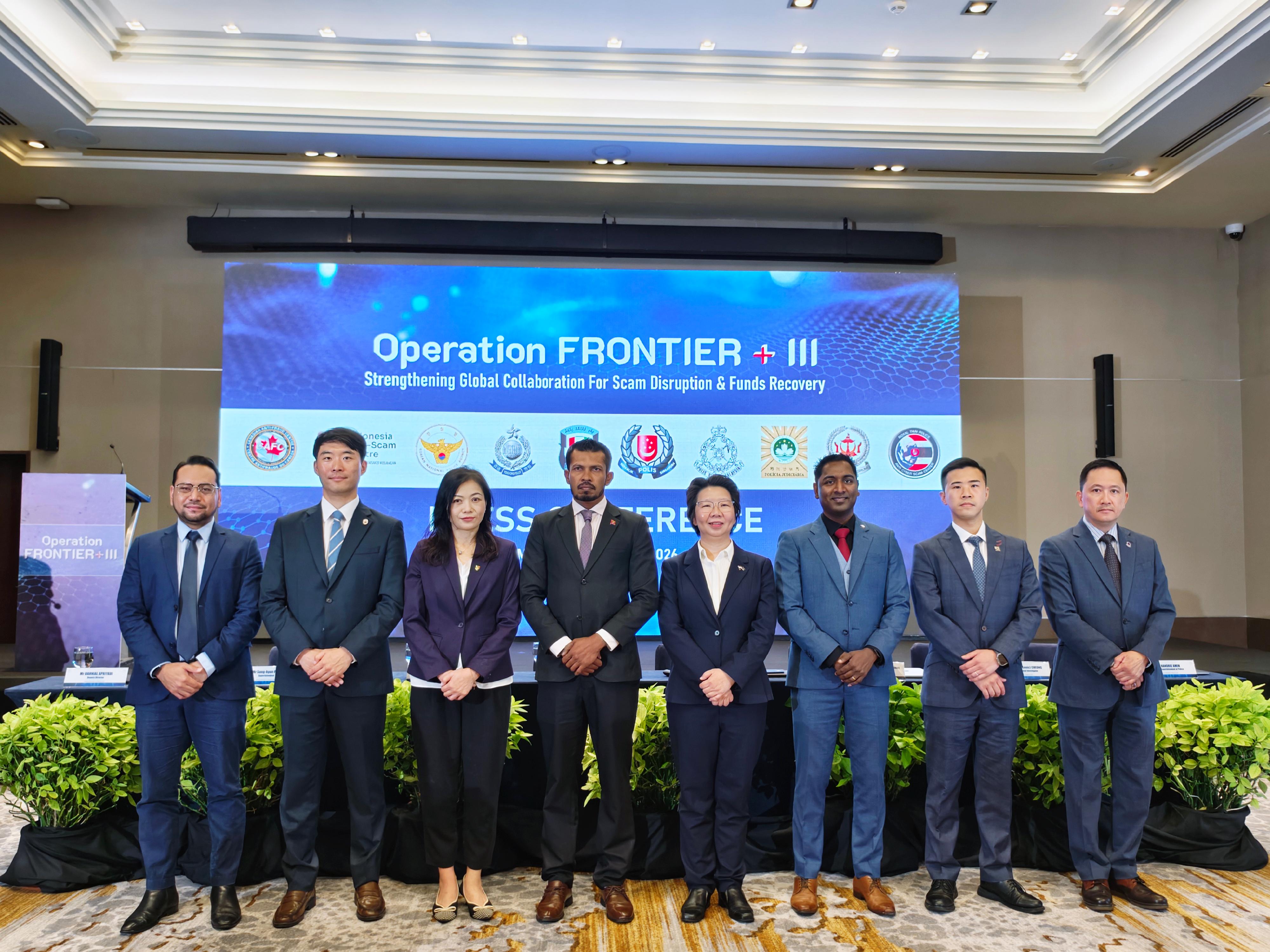 香港警務處聯同九個國家地區的警方透過反詐騙跨境合作平台「FRONTIER+」在三月十日至五月七日進行聯合行動。圖示(左起)印尼反詐騙中心副總監Dahnial Apriyadi、大韓民國警察廳國家打擊詐騙局警正Sanghyun Park、香港警務處商業罪案調查科高級警司孔慶勳、馬爾代夫警察局反詐騙中心督察Adam Naveedh、新加坡警察部隊反詐騙指揮處助理警察總監葉葛心、馬來西亞皇家警察國家詐騙反應中心助理總監Madhavan Nair Unnikrishnan、澳門司法警察局反詐騙協調中心負責人張遠鴻及汶萊皇家警察部隊刑事調查局高級警監Handrie Amin,今日(五月二十日)於馬爾代夫舉行記者會,簡介該聯合行動。