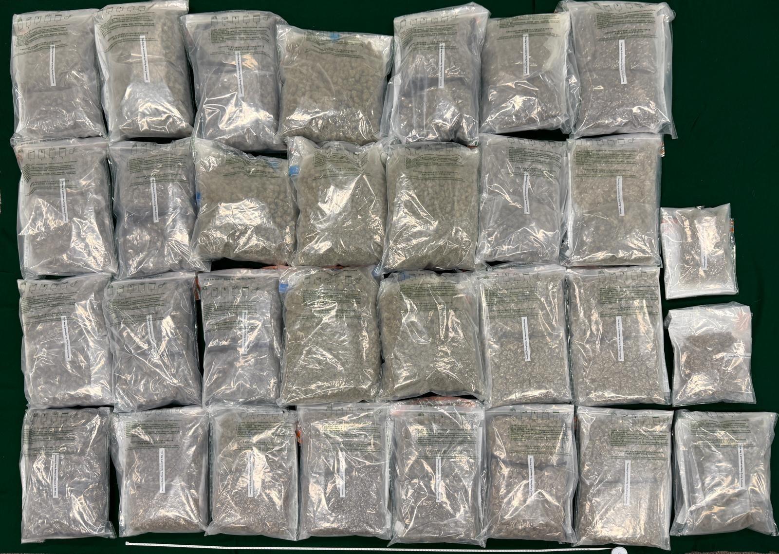 香港海關昨日(五月十九日)在屯門檢獲約三十一公斤懷疑大麻花,估計市值共約六百萬元,並拘捕一名三十三歲懷疑涉案男子。圖示檢獲的懷疑大麻花。