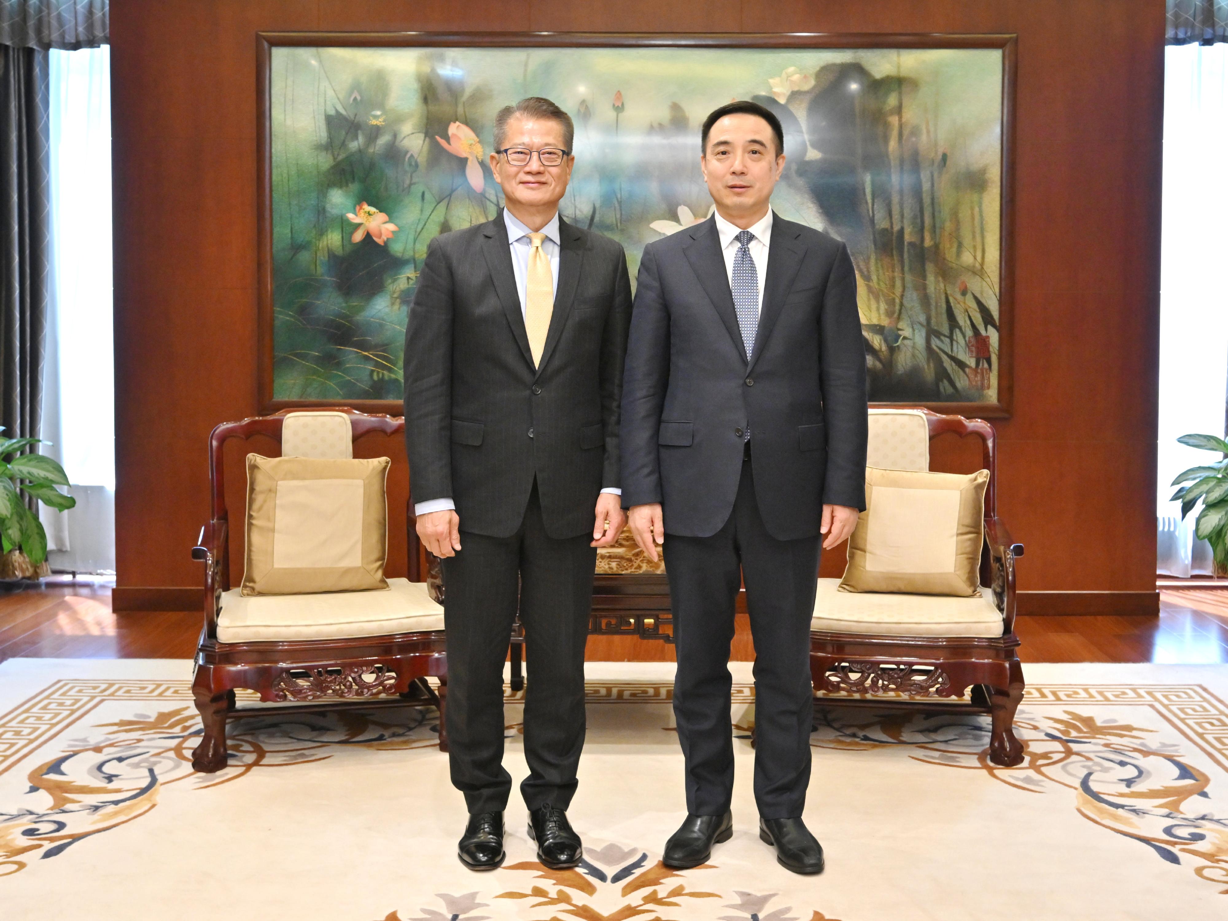 The Financial Secretary, Mr Paul Chan, met with the Head of Mission and Ambassador Extraordinary and Plenipotentiary of the People's Republic of China to the European Union, Mr Cai Run, and the Ambassador Extraordinary and Plenipotentiary of the People's Republic of China to the Kingdom of Belgium, Mr Fei Shengchao, in Brussels, Belgium, on May 20 (Brussels time). Photo shows Mr Chan (left) with Mr Cai Run (right).