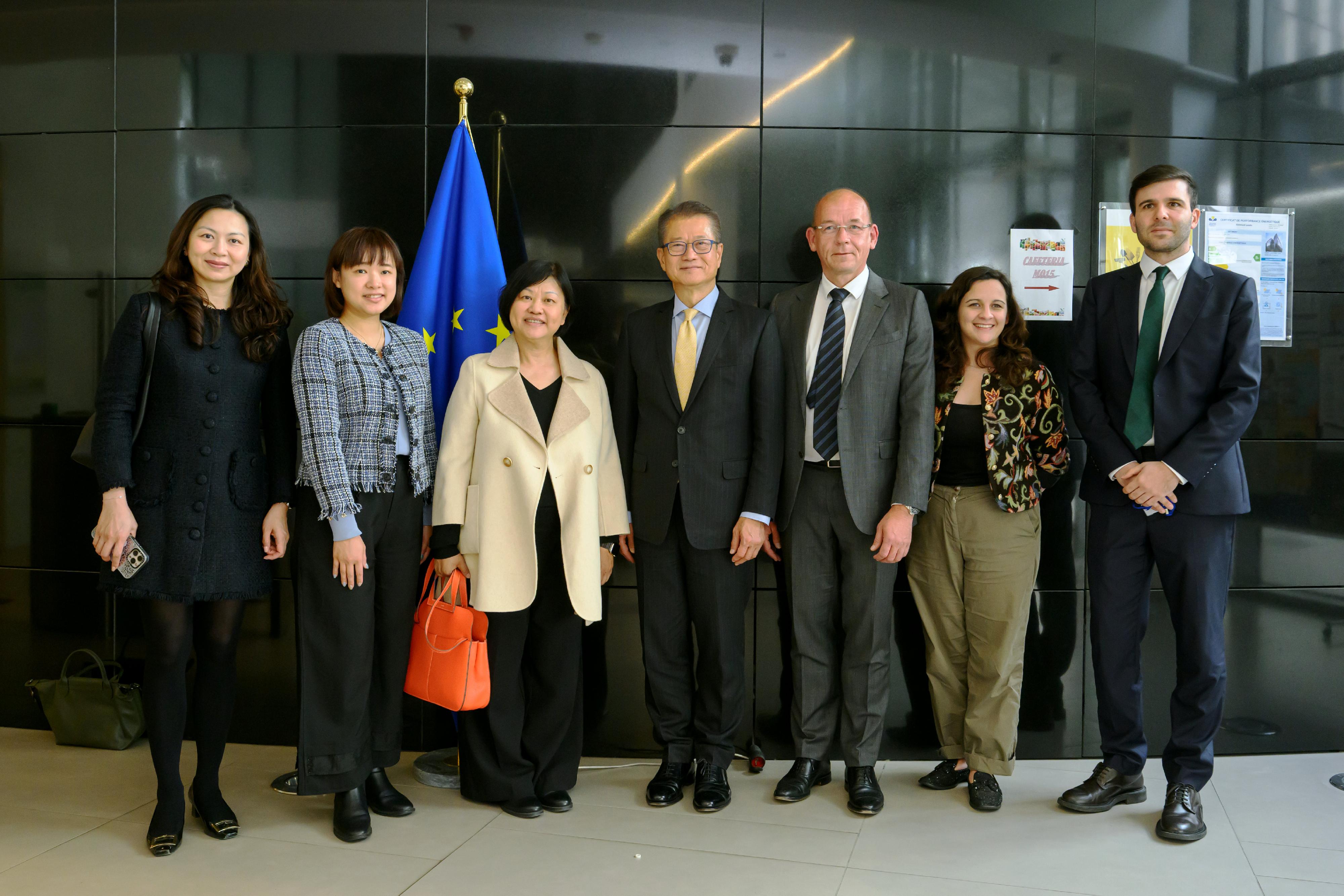 The Financial Secretary, Mr Paul Chan (fourth right), met with the Hors Classe Adviser in the Directorate-General for Budget of the European Commission, Mr Siegfried Ruhl (third right), in Brussels, Belgium, on May 20 (Brussels time). Also attending the meeting is the Special Representative for Hong Kong Economic and Trade Affairs to the European Union, Miss Shirley Yung (third left).