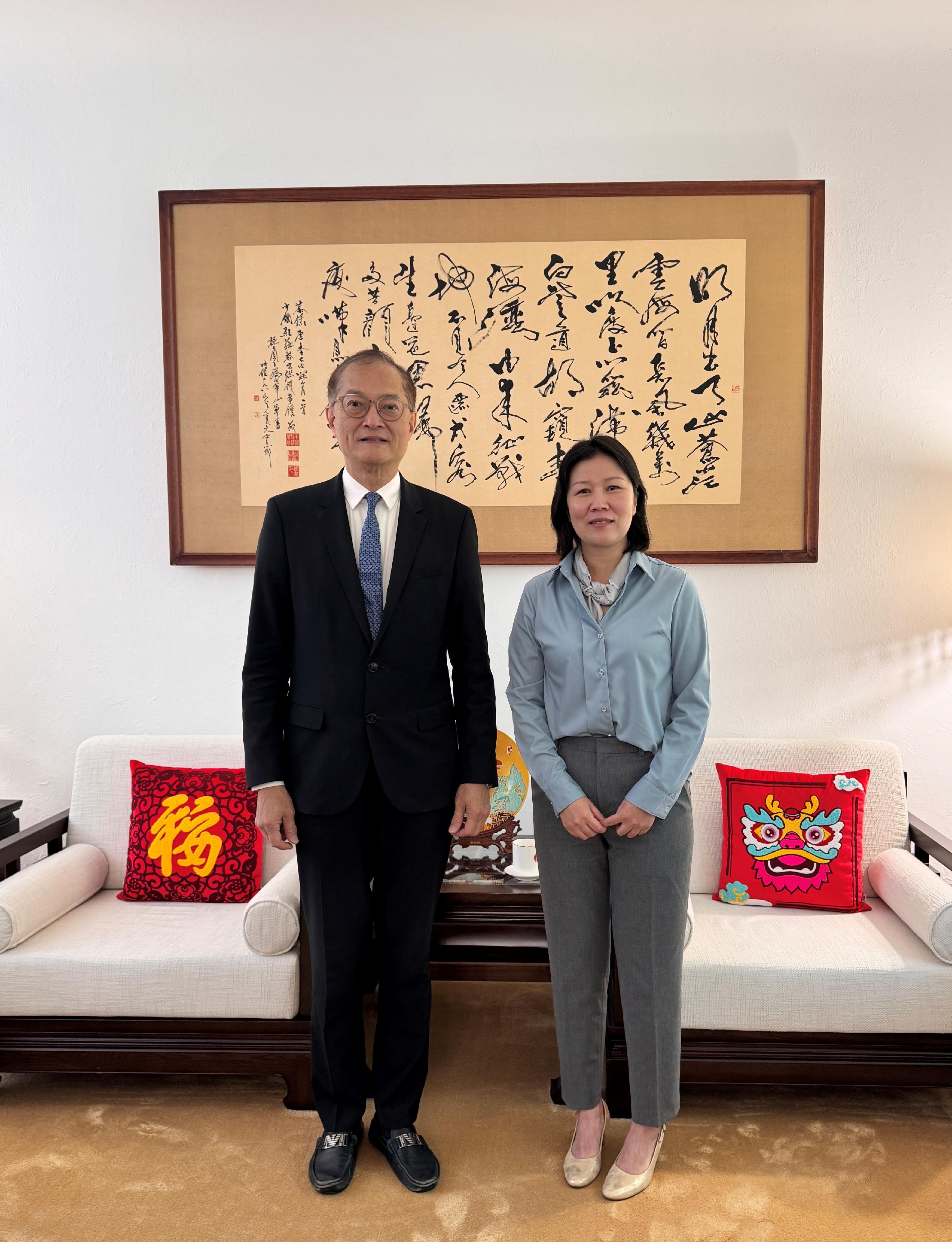 The Secretary for Health, Professor Lo Chung-mau (left), paid a courtesy call on the Chinese Consul General in Zurich and for the Principality of Liechtenstein, Ms Chen Yun (right), in Zurich, Switzerland, this morning (May 21, Zurich time).