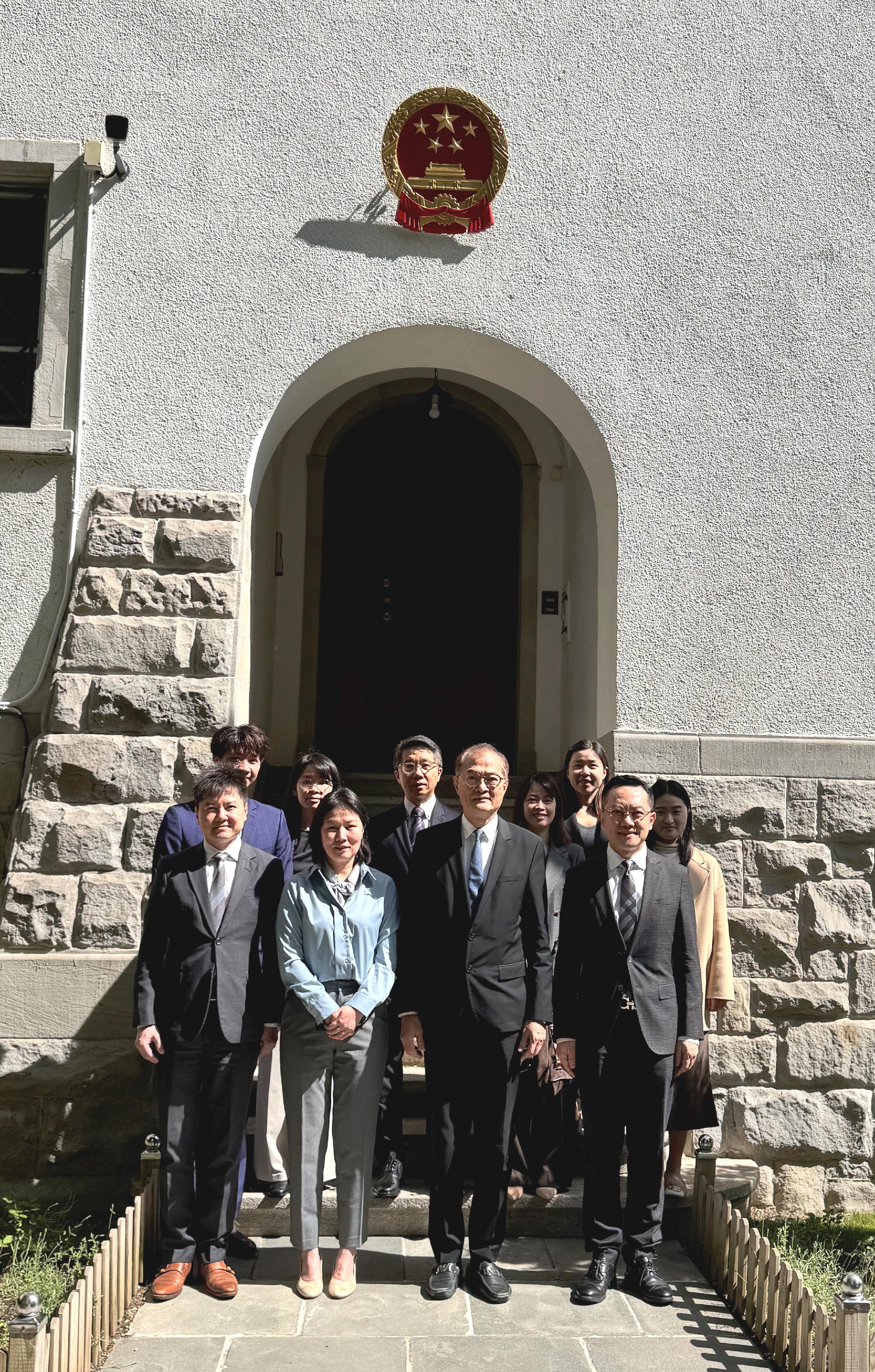 The Secretary for Health, Professor Lo Chung-mau, paid a courtesy call on the Chinese Consul General in Zurich and for the Principality of Liechtenstein, Ms Chen Yun, in Zurich, Switzerland, this morning (May 21, Zurich time). Photo shows Professor Lo (front row, second right); Ms Chen (front row, second left); the Director of Health, Dr Ronald Lam (front row, first right); the Controller of the Centre for Health Protection of the Department of Health, Dr Edwin Tsui (front row, first left); Deputy Secretary for Health Ms Elaine Mak (back row, third right) and other attendees.