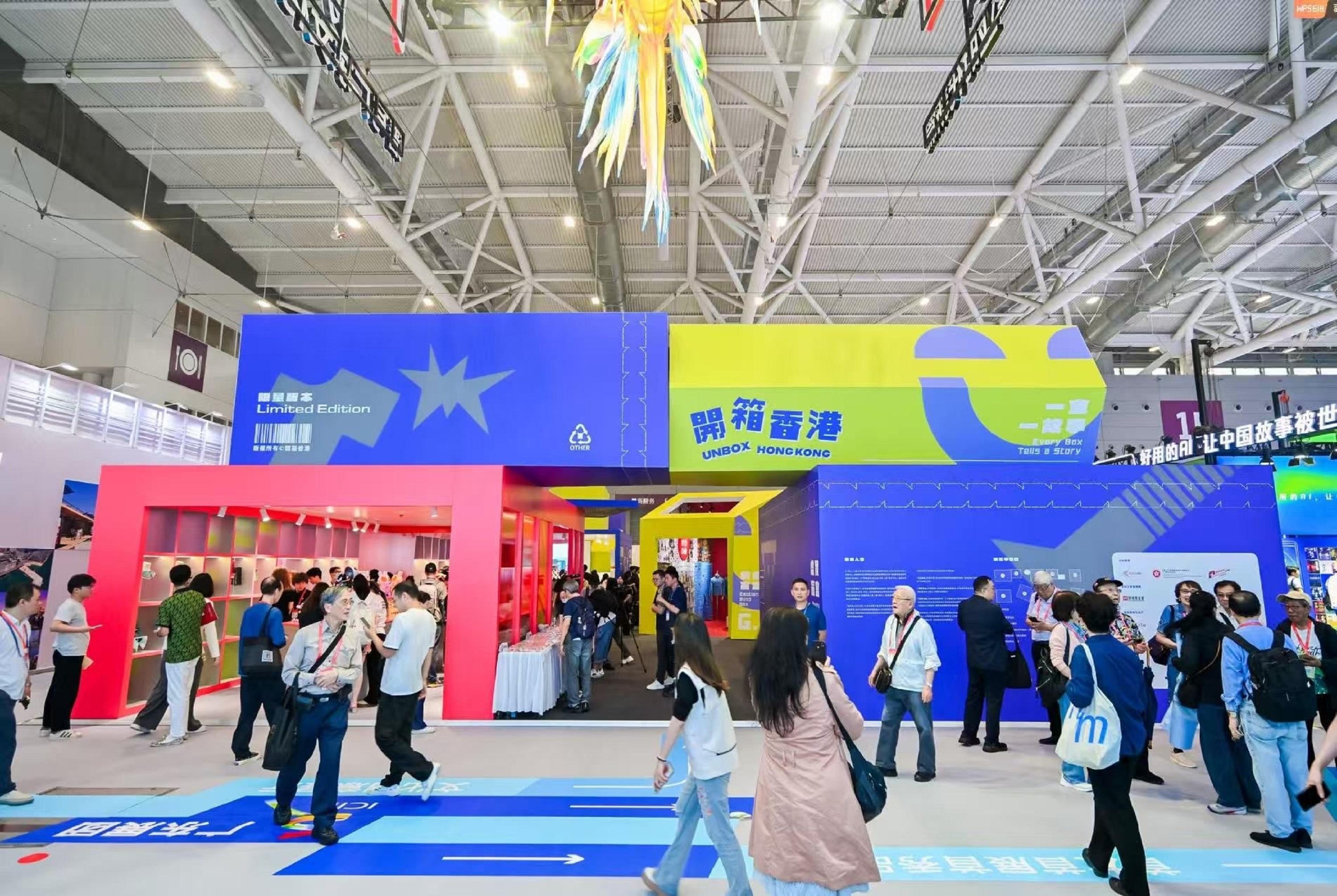 The Cultural and Creative Industries Development Agency under the Culture, Sports and Tourism Bureau led the trade to participate in the 22nd China (Shenzhen) International Cultural Industries Fair held from today (May 21) to May 25 in Shenzhen by setting up a Hong Kong Pavilion under the theme "Unbox Hong Kong" and a new dedicated pop-up store to promote Hong Kong's cultural and creative industries.