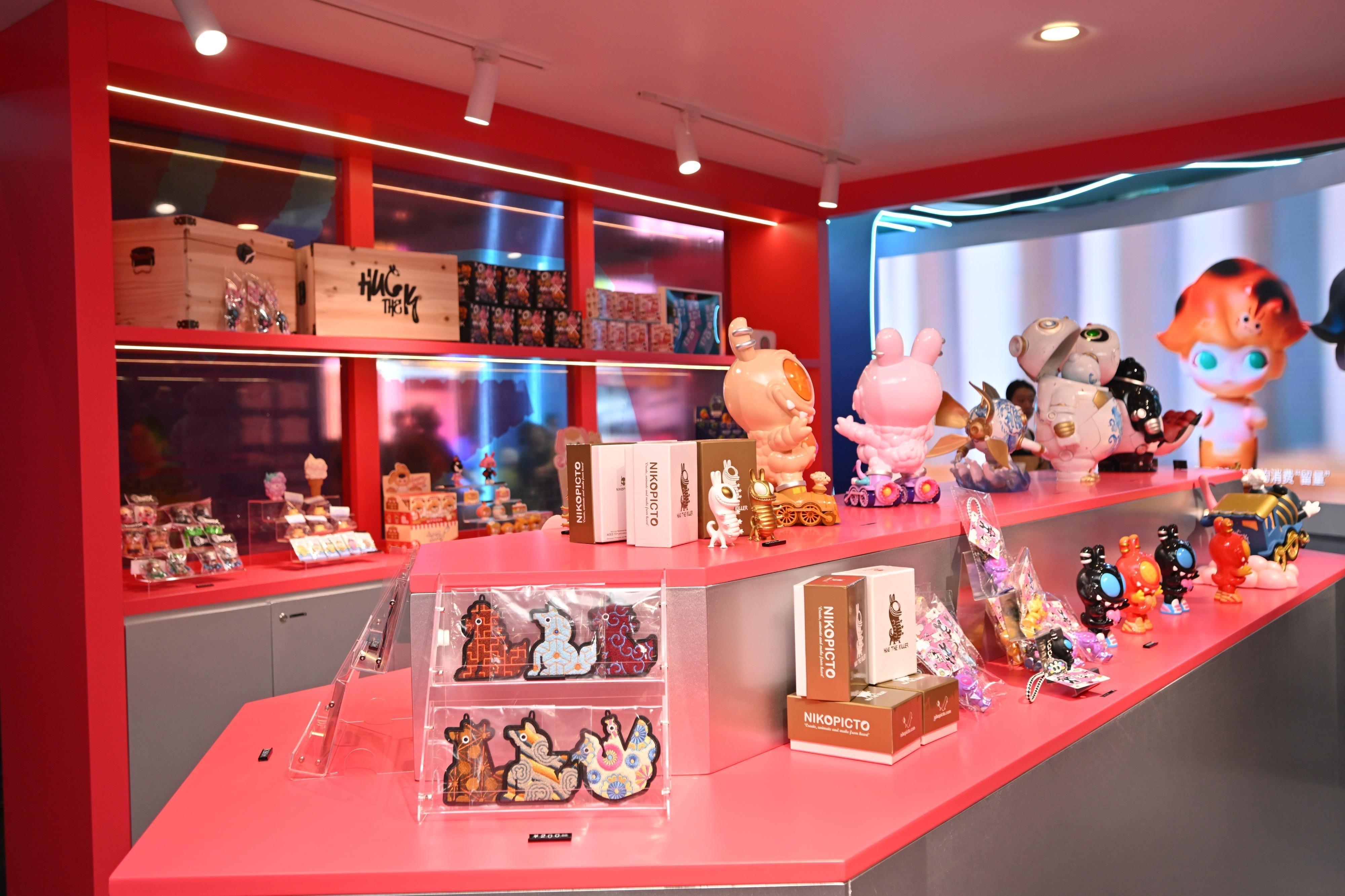 The Cultural and Creative Industries Development Agency under the Culture, Sports and Tourism Bureau led the trade to participate in the 22nd China (Shenzhen) International Cultural Industries Fair held from today (May 21) to May 25 in Shenzhen by setting up a Hong Kong Pavilion and a new dedicated pop-up store to promote Hong Kong's cultural and creative industries. Photo shows some of the Hong Kong cultural and creative products for visitors' on-site purchase at the pop-up store.