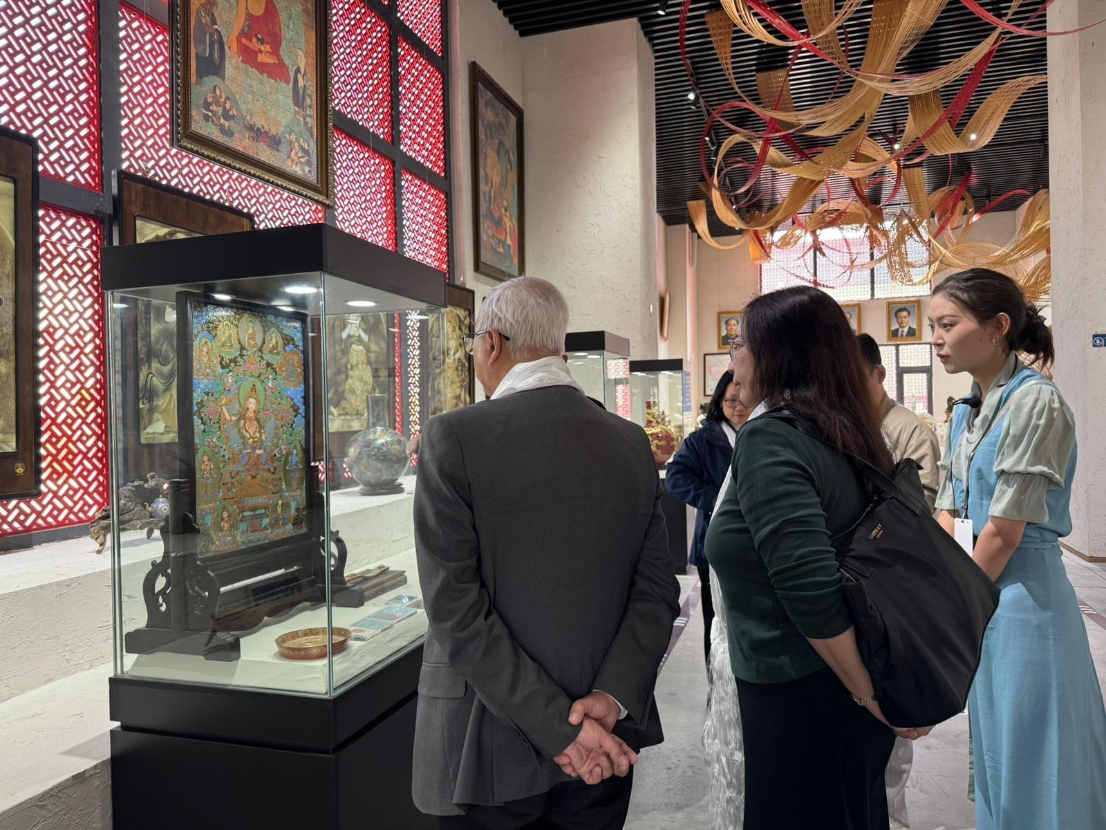 The Secretary for Environment and Ecology, Mr Tse Chin-wan, continued his visit to the Xizang Autonomous Region yesterday (May 20). Photo shows the delegation visiting an enterprise in Lhasa city that integrates traditional Xizang culture with porcelain craftsmanship, and being briefed on the use of agricultural by-products plateau yak bones to produce exquisite porcelain.