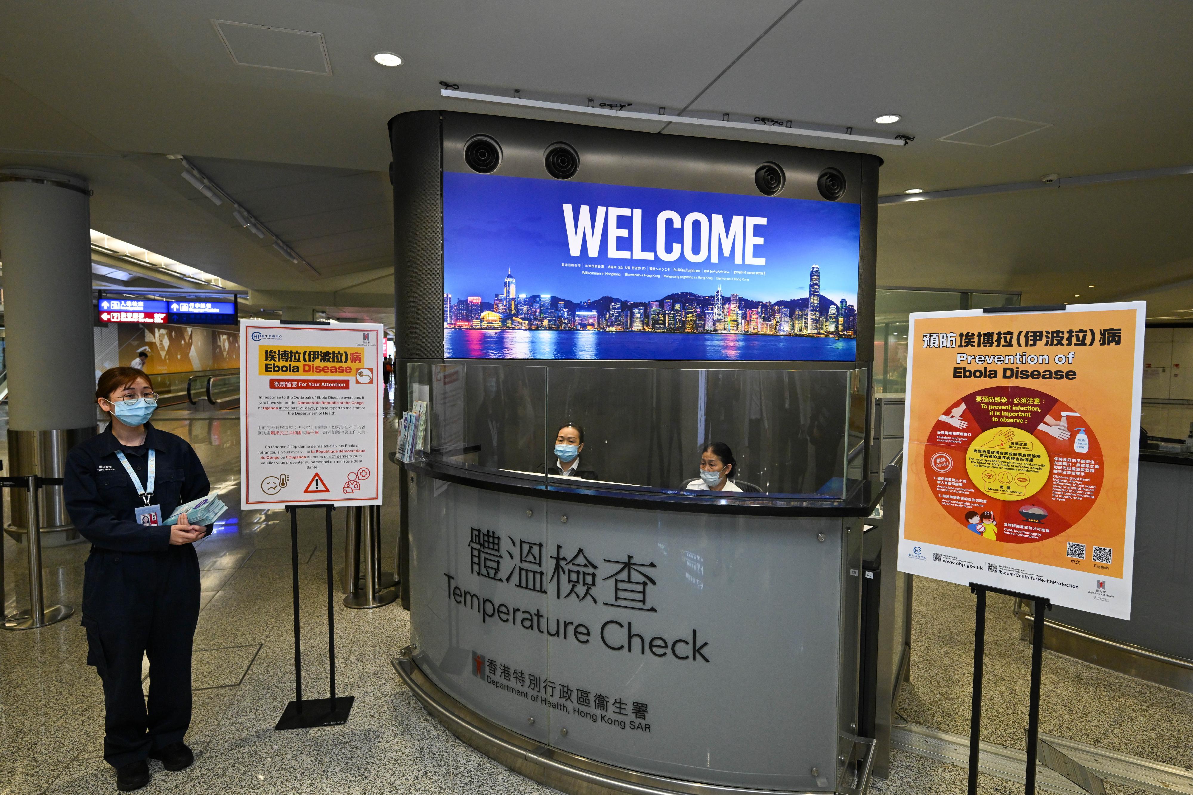 The Hong Kong Special Administrative Region Government announced on May 17 the activation of the Alert Response Level in accordance with the Preparedness and Response Plan for Ebola Virus Disease. The relevant departments are fully prepared and on high alert. Once a suspected case is identified, testing and comprehensive prevention and control measures will be implemented immediately in accordance with established protocols to prevent the spread of the virus in Hong Kong and protect public health. Photo shows notices posted at the airport’s arrival area by the Centre for Health Protection (CHP) of the Department of Health, urging travellers who have visited the Democratic Republic of the Congo or Uganda within the past 21 days to proactively report to CHP Port Health Division officers upon arrival in Hong Kong so that further health assessments can be conducted.