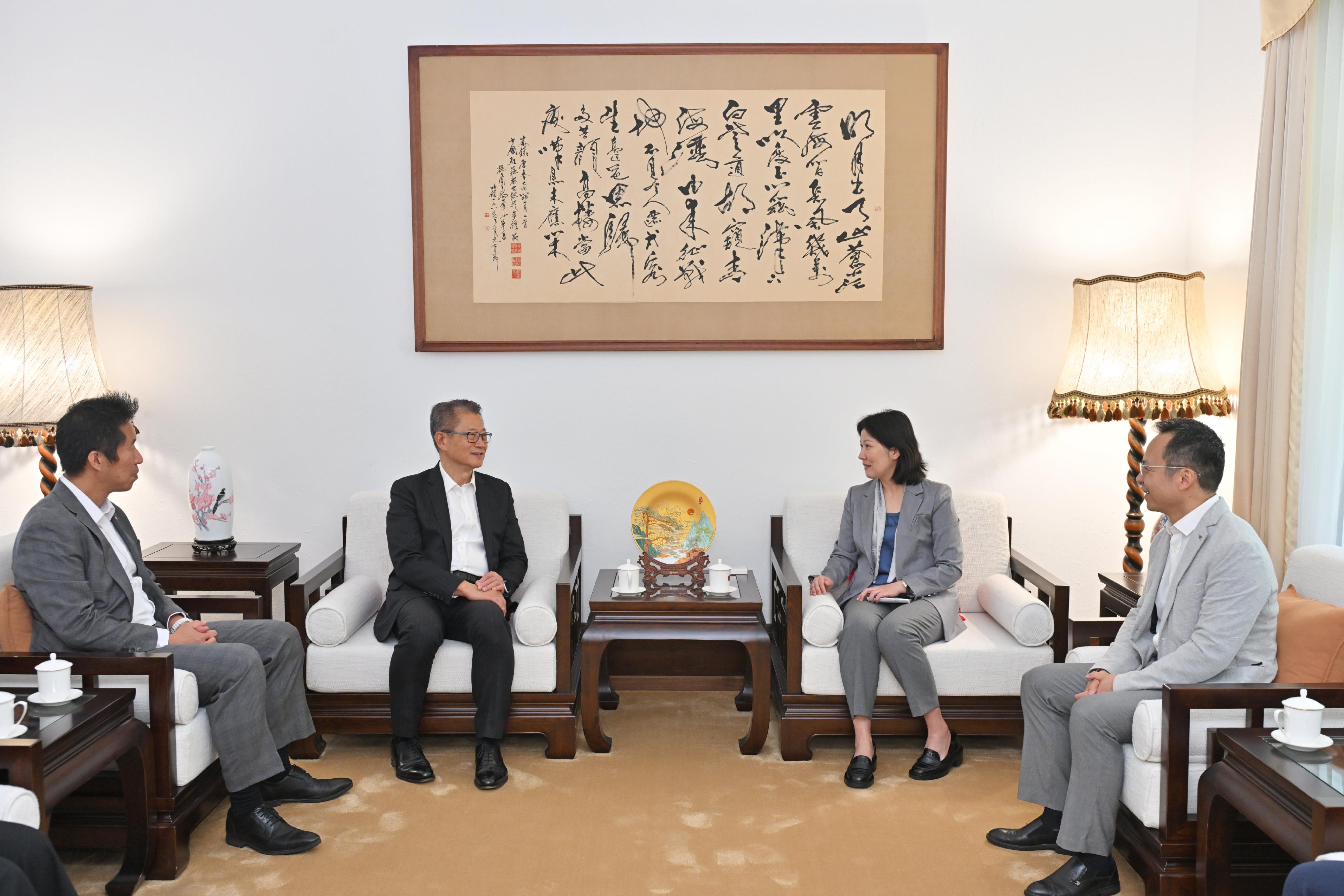 The Financial Secretary, Mr Paul Chan (second left), called on the Chinese Consul General in Zurich and for the Principality of Liechtenstein, Ms Chen Yun (second right), and the Deputy Consul General, Mr Yu Xiong (first right), in Zurich, Switzerland, on May 21 (Zurich time). The Director of Hong Kong Economic and Trade Office in Berlin, Mr Indiana Wong (first left), also attended.