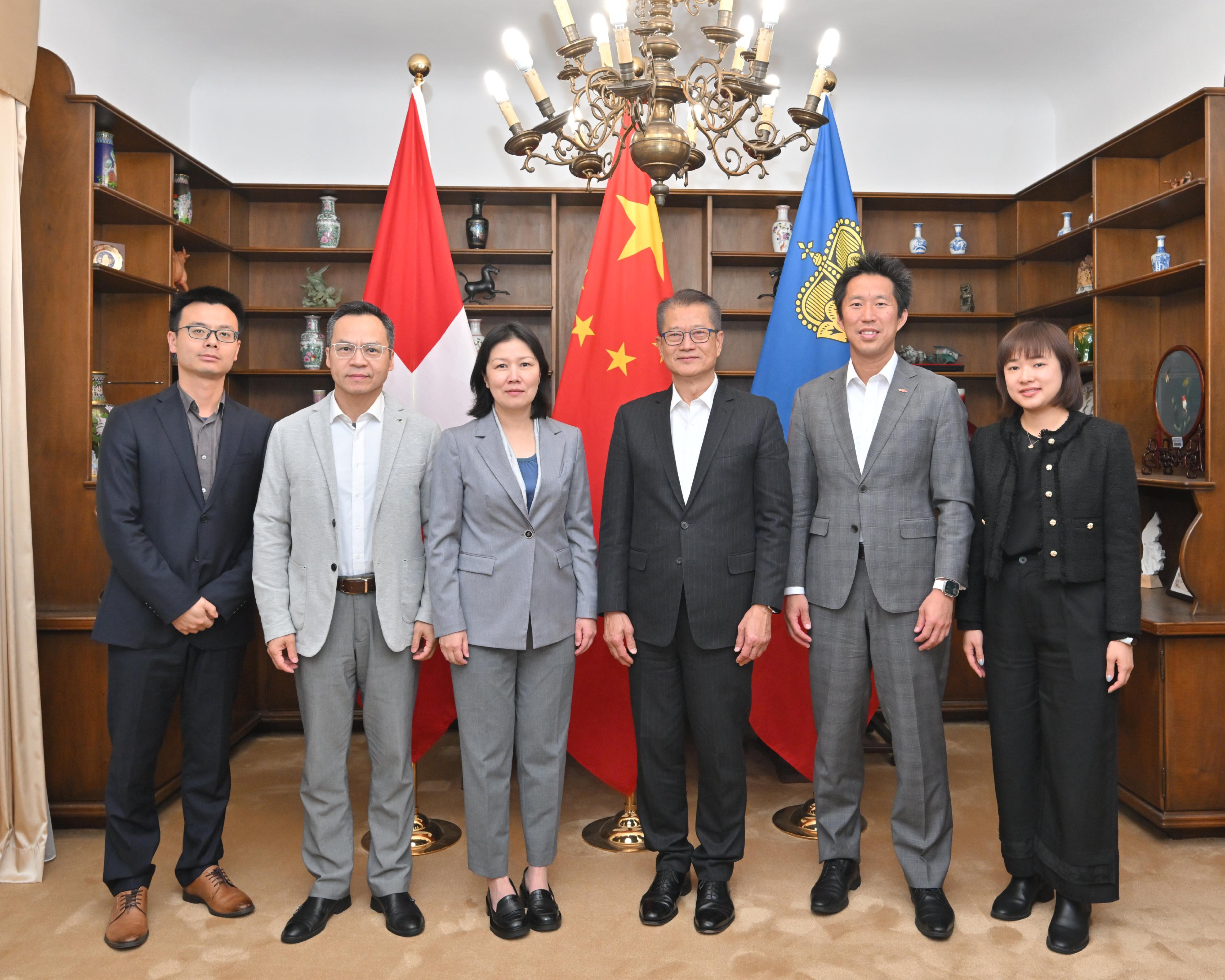 The Financial Secretary, Mr Paul Chan (fourth left), called on the Chinese Consul General in Zurich and for the Principality of Liechtenstein, Ms Chen Yun (third left), and the Deputy Consul General, Mr Yu Xiong (second left), in Zurich, Switzerland, on May 21 (Zurich time). The Director of Hong Kong Economic and Trade Office in Berlin, Mr Indiana Wong (second right), also attended.