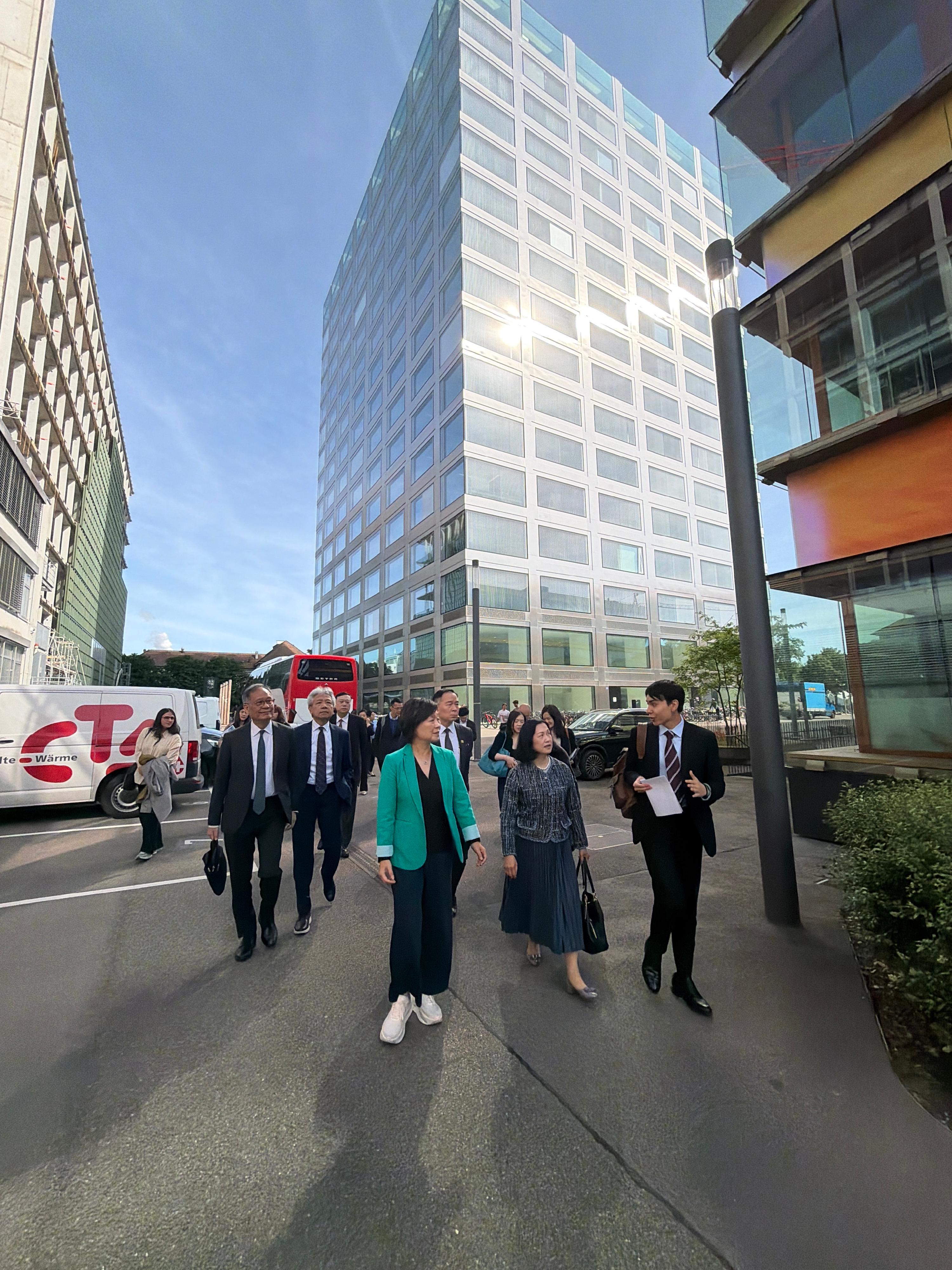 The Secretary for Education, Dr Choi Yuk-lin, together with the delegation of the Working Group on Planning and Construction of the University Town under the Committee on Development of the Northern Metropolis, and representatives from the Alliance of Universities of Applied Sciences, visited Switzerland yesterday (May 21, Zurich time). Photo shows Dr Choi (third right) and the delegation touring facilities of the University of Basel.