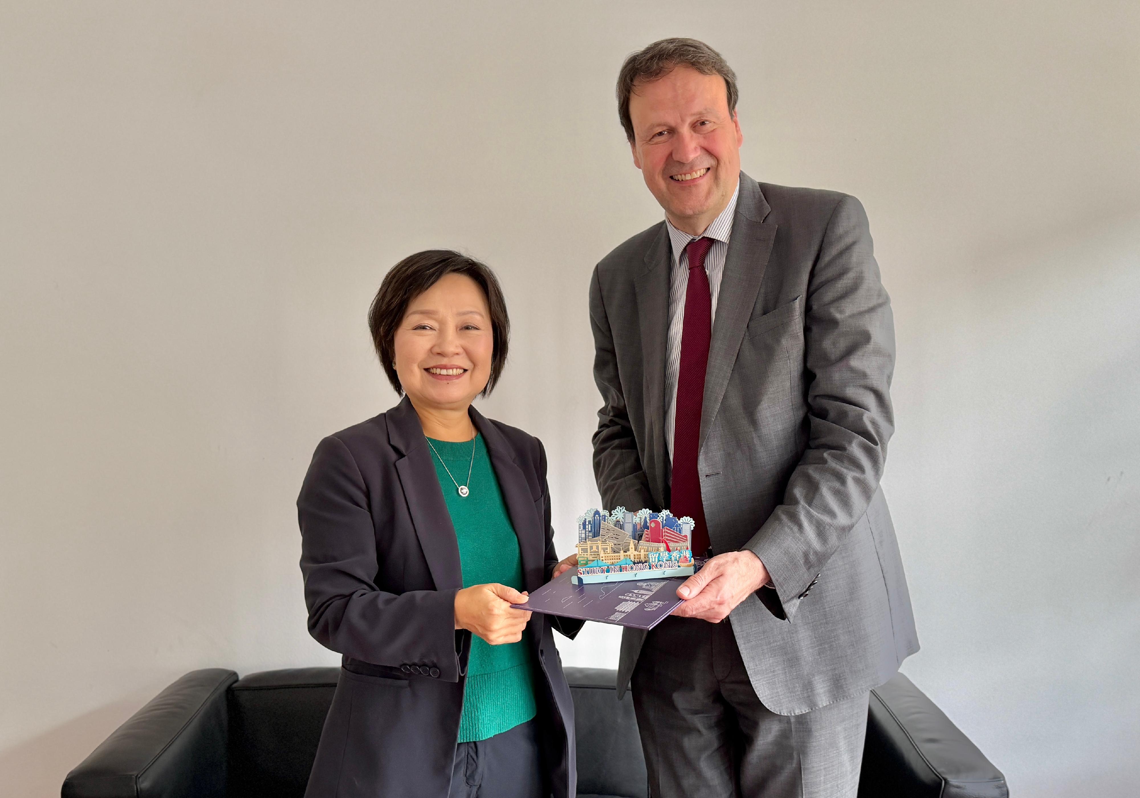 The Secretary for Education, Dr Choi Yuk-lin, met with the Head of International Relations Division of the State Secretariat for Education, Research and Innovation, Mr Jacques Ducrest in Bern, Switzerland, on May 20 (Bern time). Photo shows Dr Choi (left) and Mr Ducrest (right).