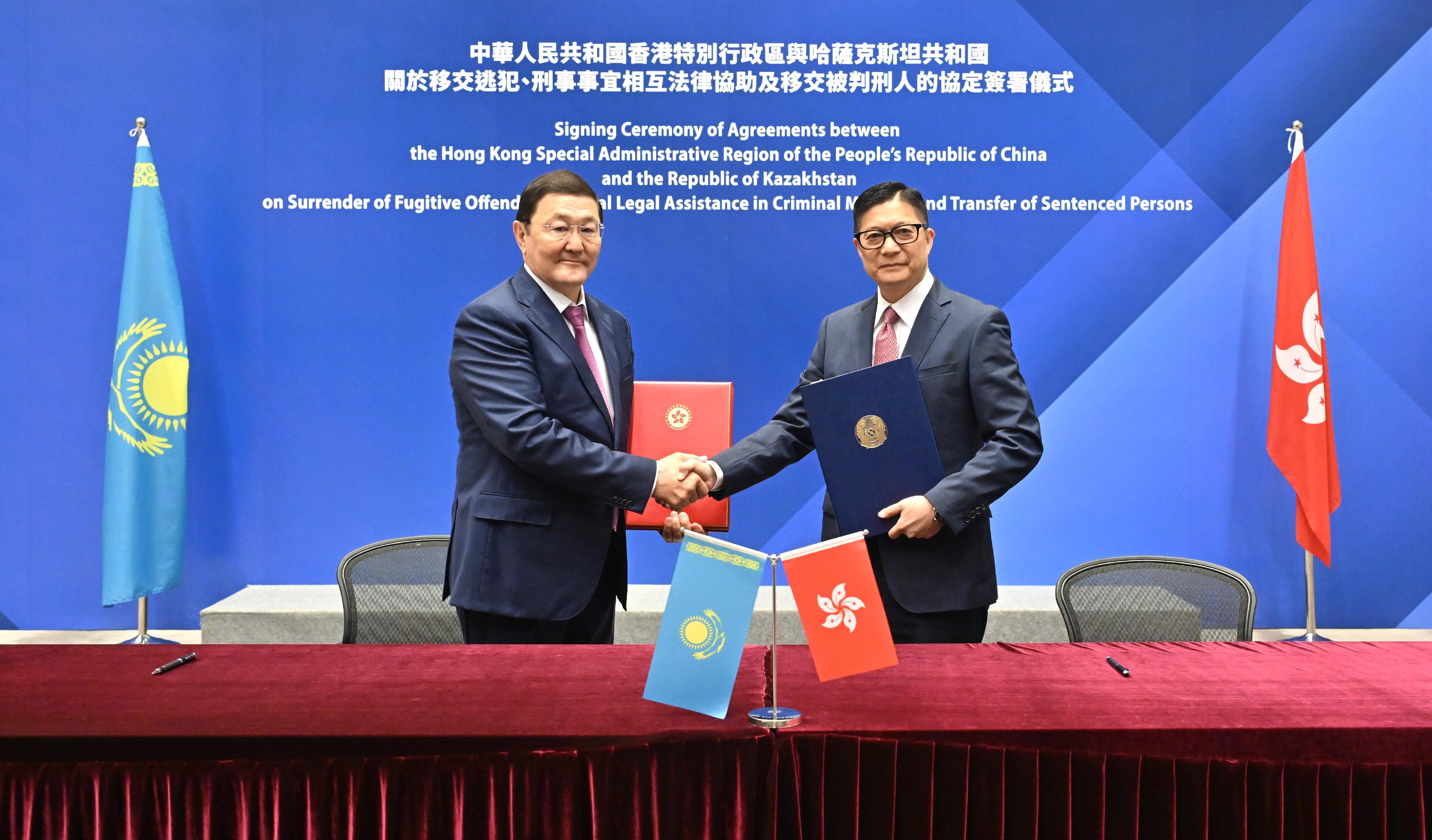 The Secretary for Security, Mr Tang Ping-keung, and the Prosecutor General of the Republic of Kazakhstan (Kazakhstan), Mr Berik Assylov, signed bilateral agreements on the surrender of fugitive offenders, mutual legal assistance in criminal matters and the transfer of sentenced persons today (May 22) on behalf of the Hong Kong Special Administrative Region and Kazakhstan respectively. Photo shows Mr Tang (right) and Mr Berik Assylov (left) at the signing ceremony.