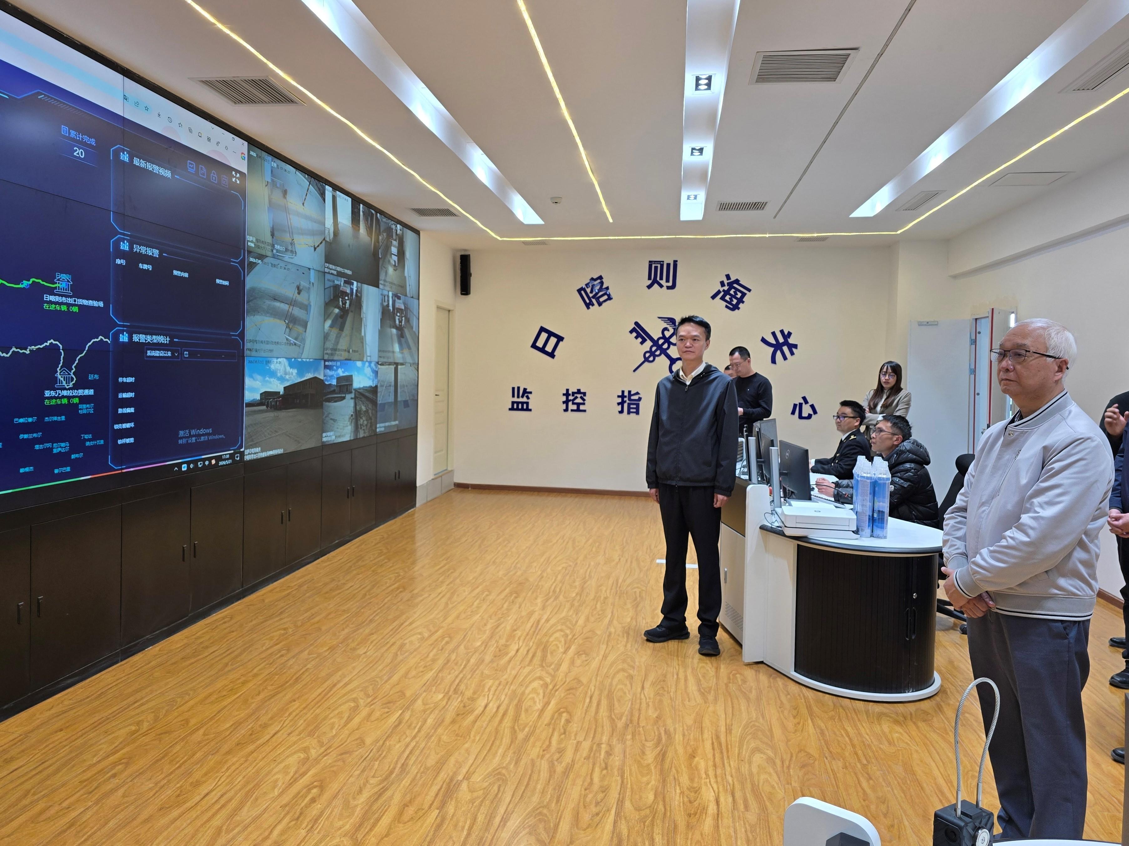 The Secretary for Environment and Ecology, Mr Tse Chin-wan, continued his visit to the Xizang Autonomous Region yesterday (May 21). Photo shows Mr Tse (first right) visiting the Shigatse International Land Port to learn about its customs clearance process and external trade.