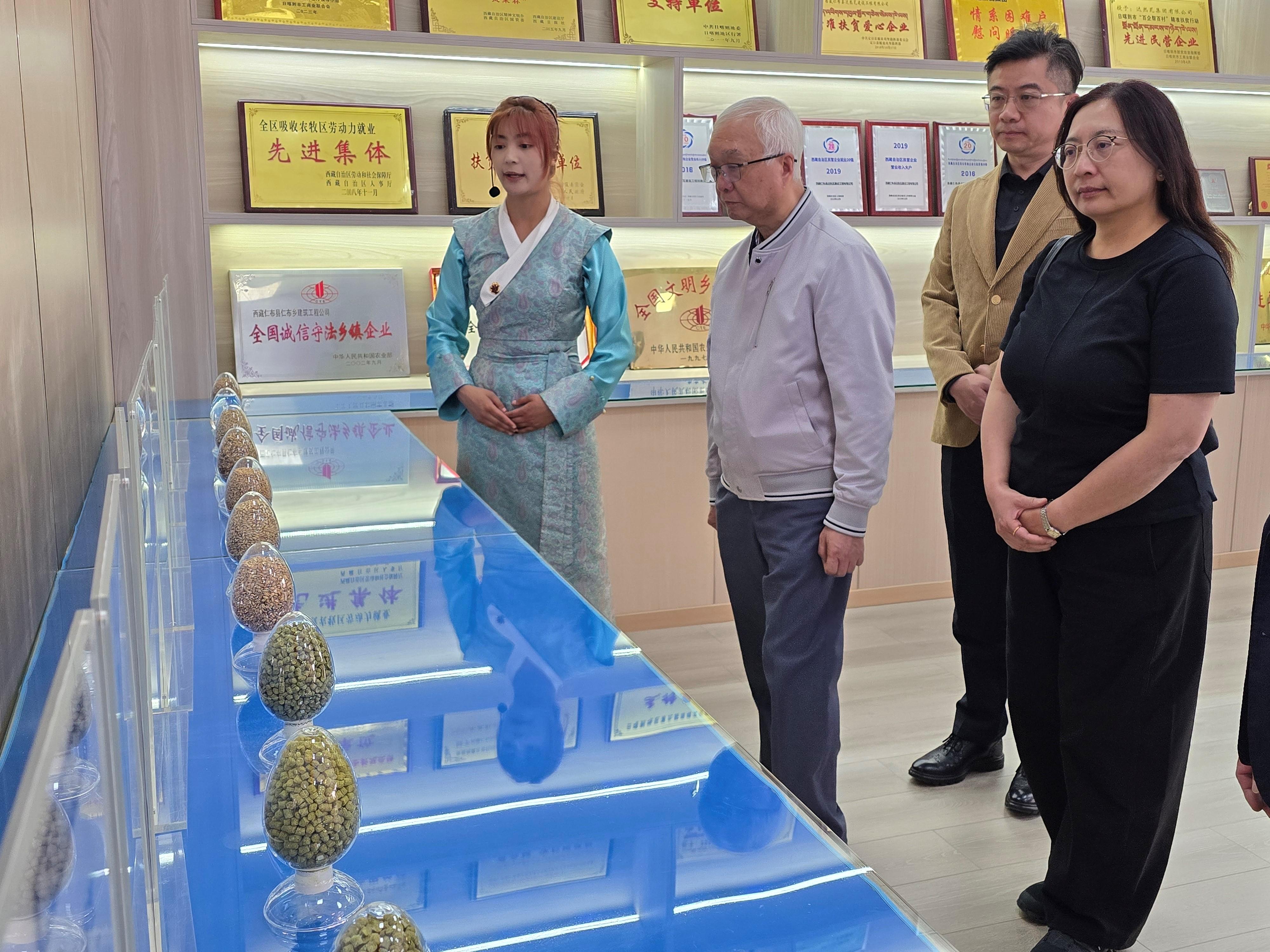 環境及生態局局長謝展寰昨日（五月二十一日）繼續西藏自治區的訪問行程。圖示謝展寰（左二）及環境及生態局常任秘書長（食物）楊碧筠（右一），在拉薩海關關長王宏翰（右二）陪同下，參觀日喀則市一間採用西藏純天然青稞作為主要原料釀造西藏特色啤酒的啤酒廠。