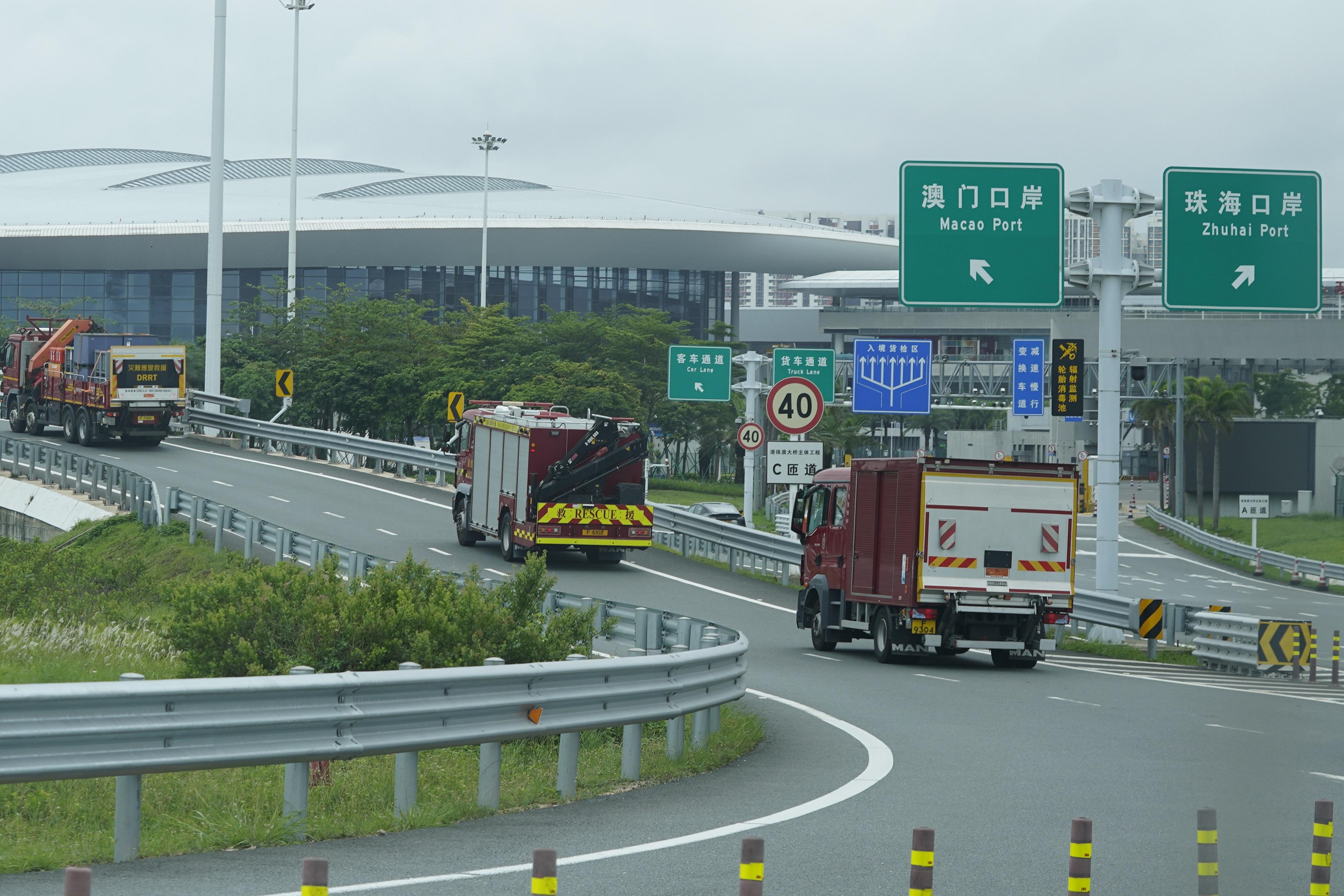 粵港澳大灣區應急救援聯合演練「聯城──2026」五月二十日至今日(五月二十二日)在澳門舉行。圖示香港跨境救援隊經由港珠澳大橋口岸抵達澳門參與演練。