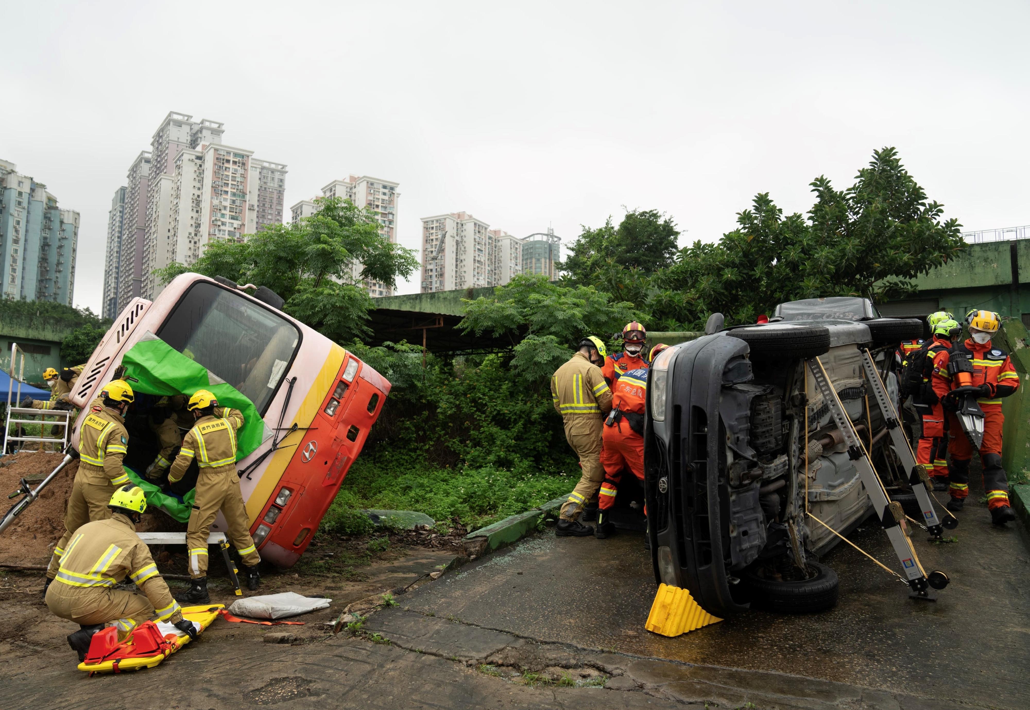 The Guangdong-Hong Kong-Macao Greater Bay Area joint emergency response and rescue exercise, &ldquo;Liancheng-2026&rdquo;, was held in Macao from May 20 to today (May 22). Photo shows a traffic accident rescue exercise.