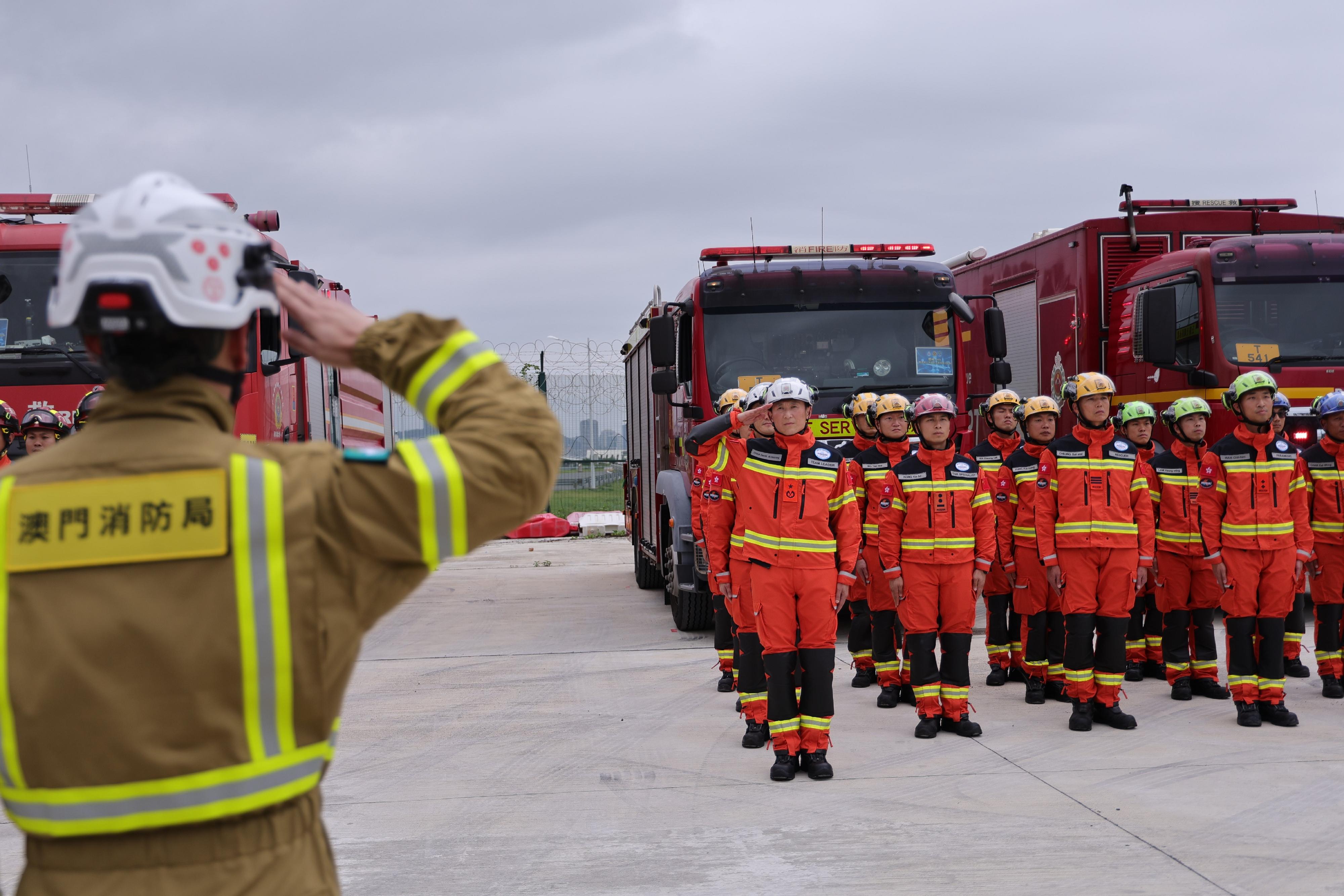The Guangdong-Hong Kong-Macao Greater Bay Area joint emergency response and rescue exercise, "Liancheng-2026", was held in Macao from May 20 to today (May 22). Photo shows the commander of the Hong Kong cross-border rescue team, Mr Derek Armstrong Chan (first row, first left), and a representative of the Fire Services Bureau of Macao conducting a handover at the Hong Kong-Zhuhai-Macao Bridge Port.