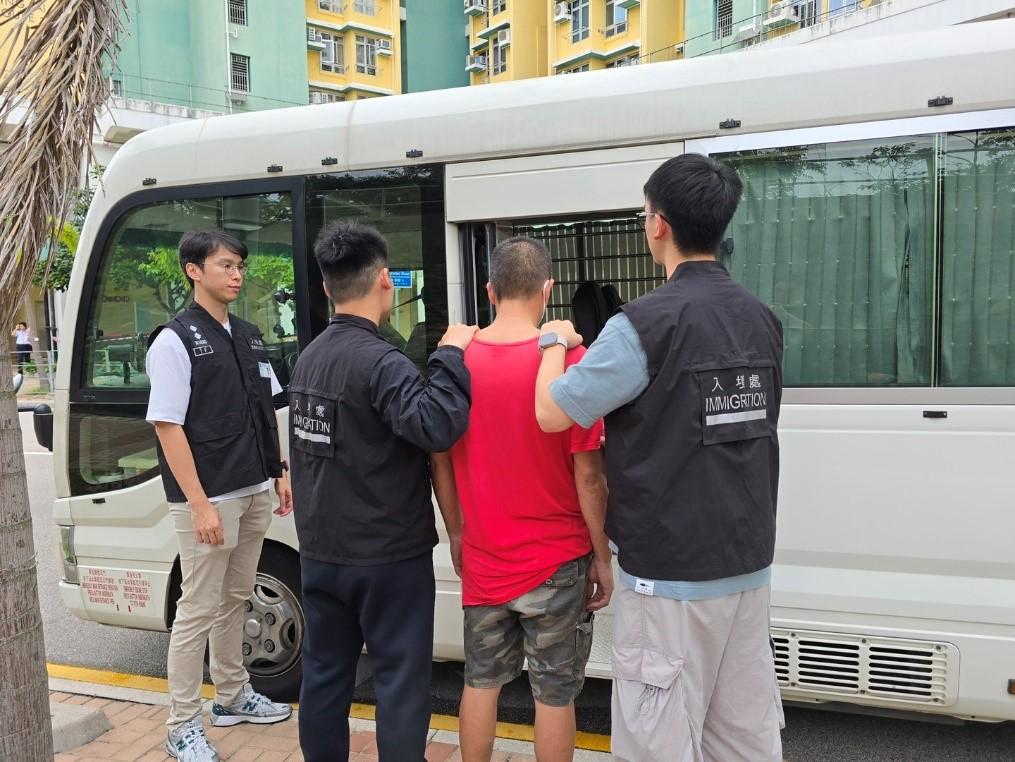 The Immigration Department mounted a series of territory-wide anti-illegal worker operations from May 15 to yesterday (May 21). Photo shows a suspected illegal worker arrested during an operation. 