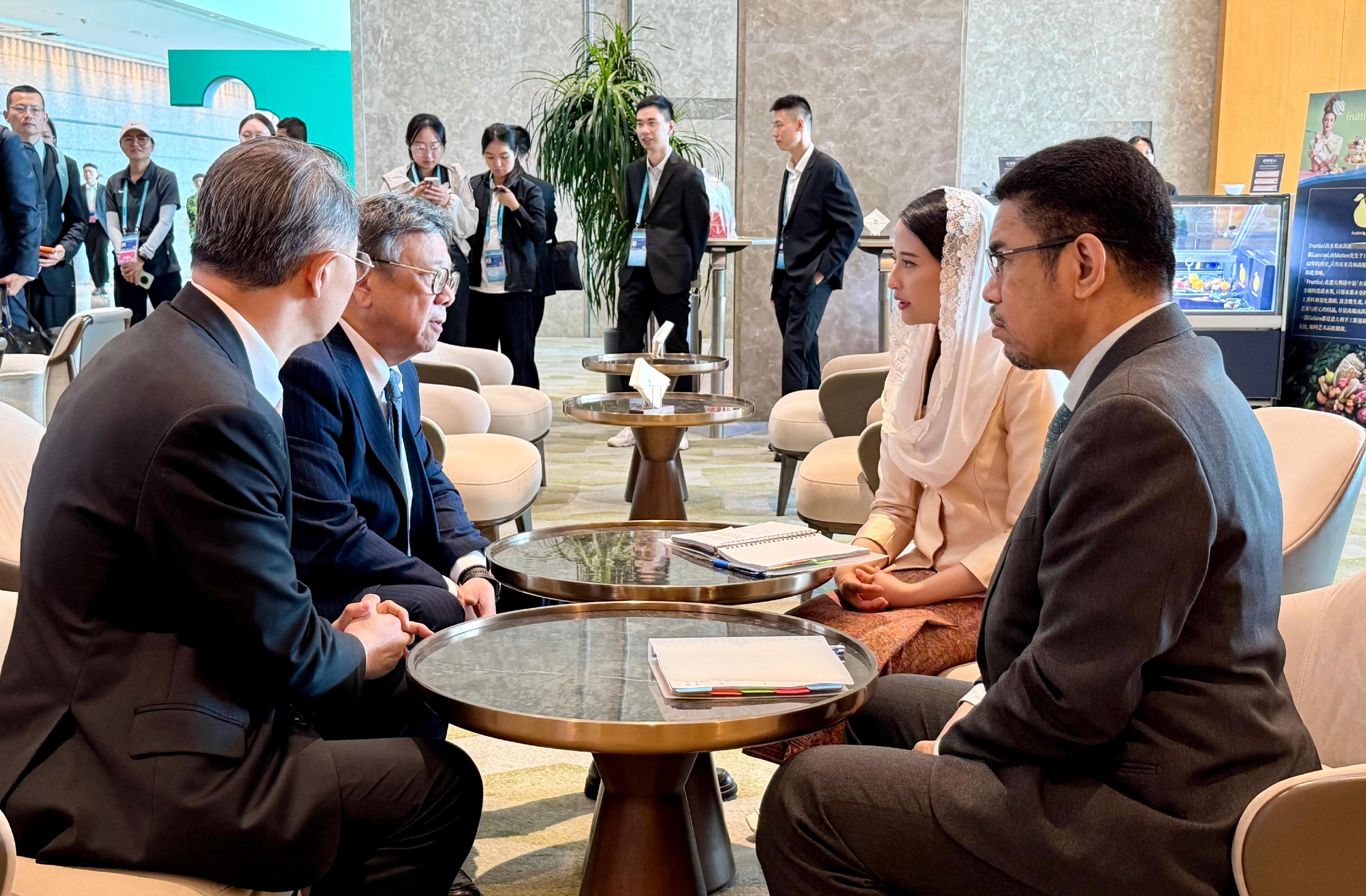 The Secretary for Commerce and Economic Development, Mr Algernon Yau (second left), meets with the Deputy Minister of Trade of Indonesia, Ms Dyah Roro Esti Widya Putri (second right), to exchange views on issues of mutual concern on the sidelines of the Asia-Pacific Economic Cooperation Ministers Responsible for Trade Meeting in Suzhou today (May 22). The Director-General of Trade and Industry, Mr Aaron Liu (first left), also attends the meeting.