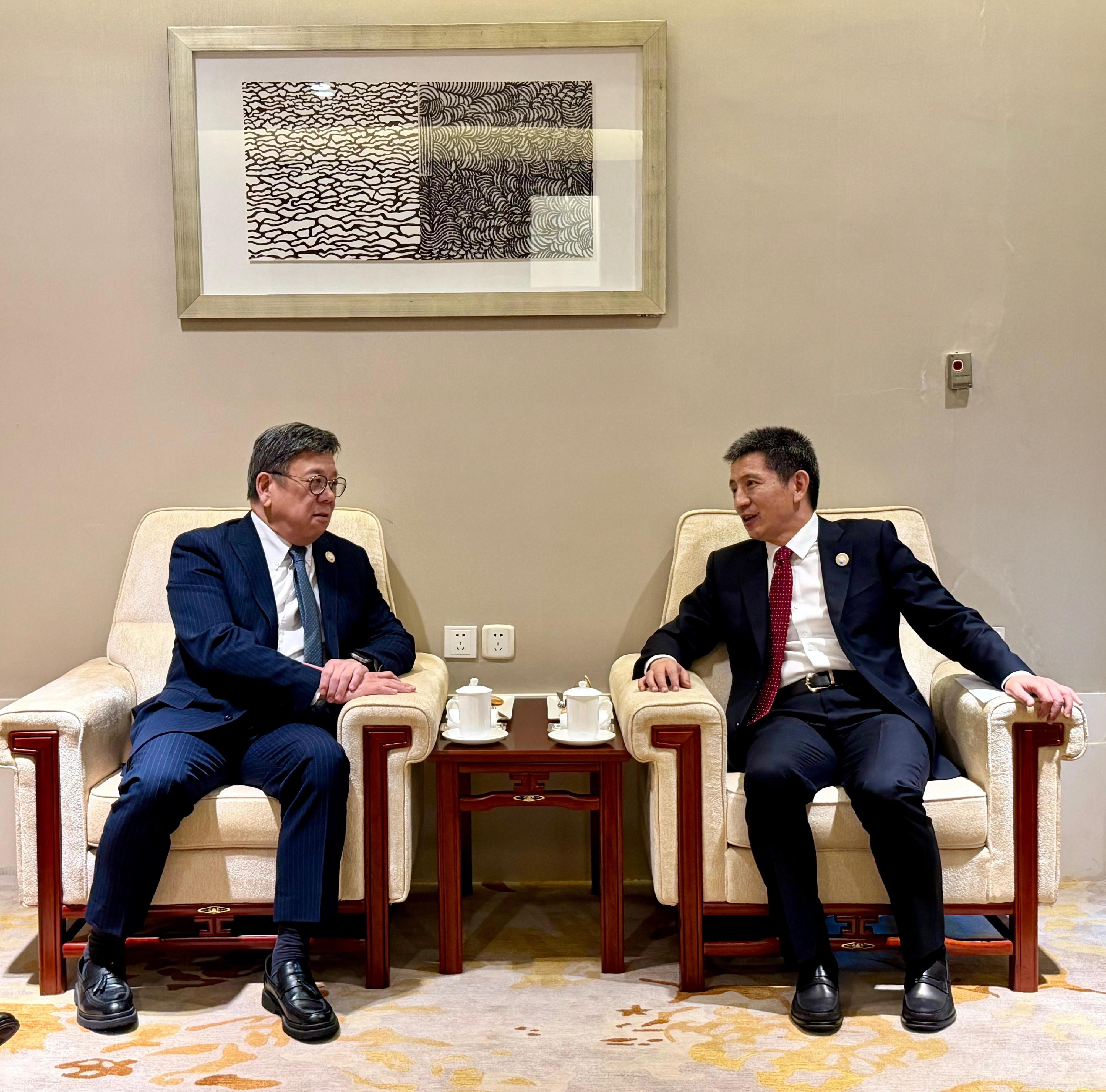 商務及經濟發展局局長丘應樺（左）今日（五月二十二日）在蘇州出席亞太區經濟合作組織貿易部長會議期間，與國家商務部國際貿易談判代表兼副部長李成鋼（右）會面，就雙方關注的議題交換意見。