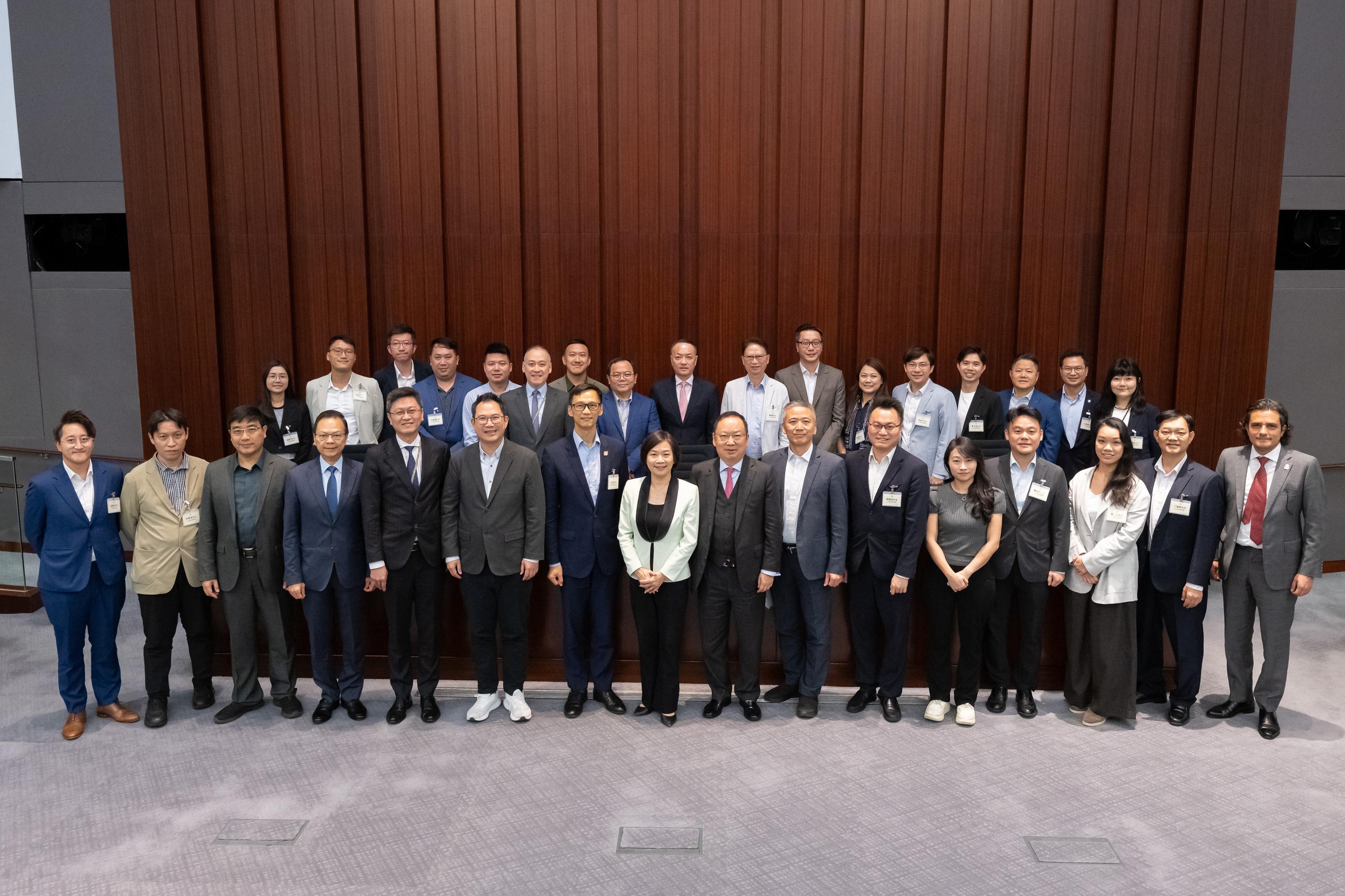 立法會議員與九龍城區議會議員今日（五月二十二日）在立法會綜合大樓舉&zwj;行會議，雙方在會後合照。