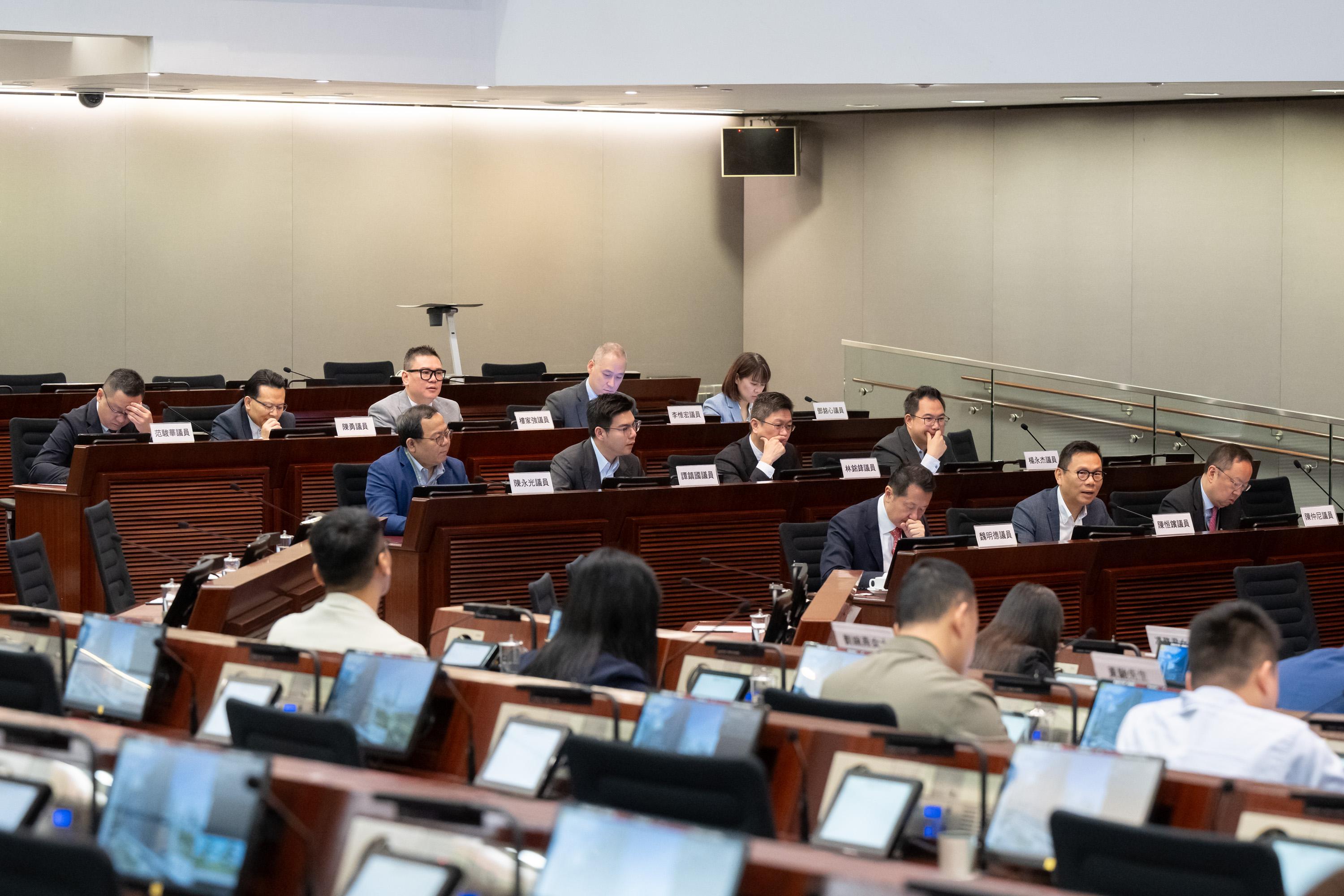 立法會議員與九龍城區議會議員今日（五月二十二日）在立法會綜合大樓舉行會議。圖示立法會議員與九龍城區議會議員就加強啟德醫院的暢達性和啟德跑道區發展進行交流。
