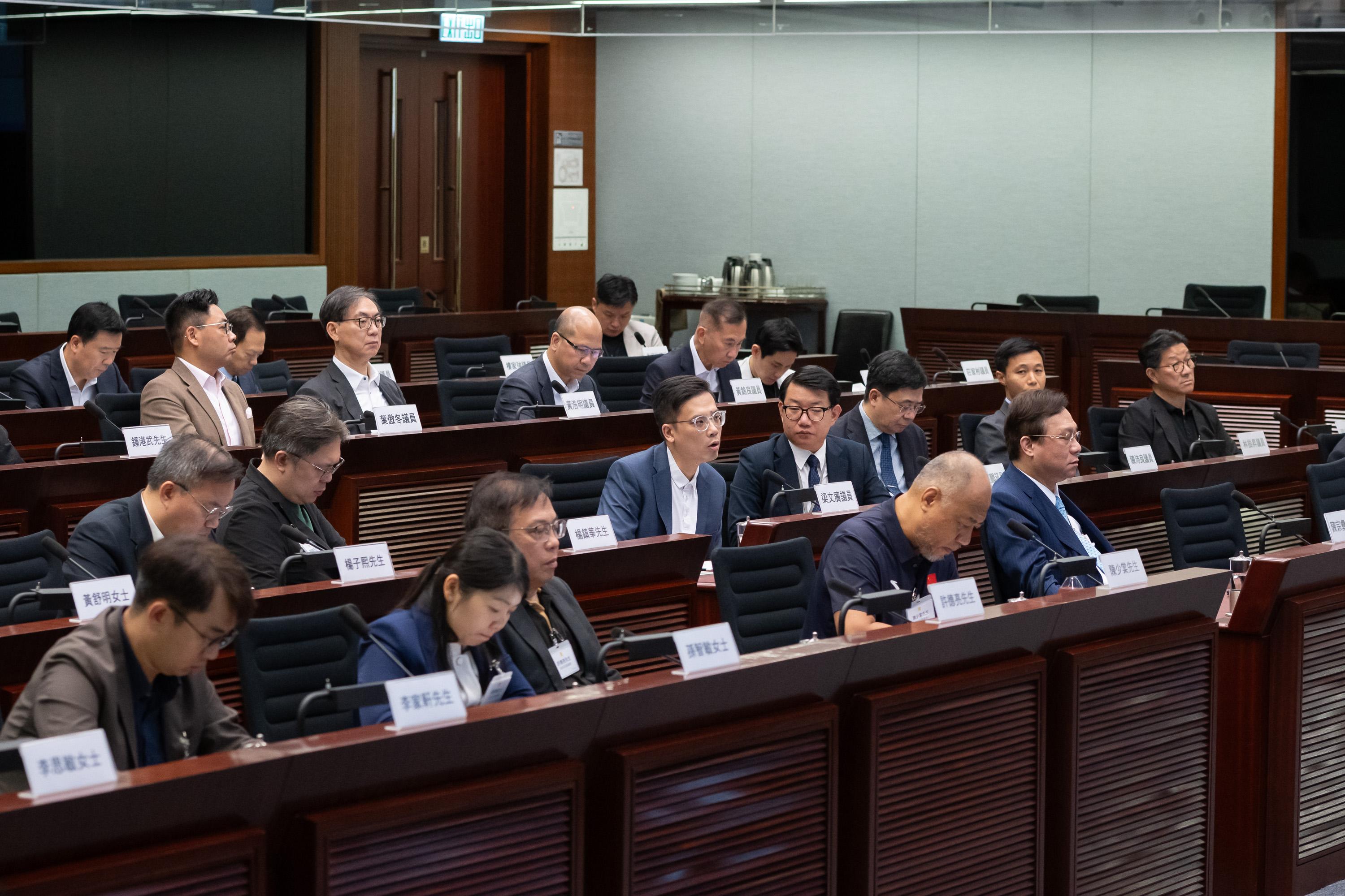 立法會議員與油尖旺區議會議員今日（五月二十二日）在立法會綜合大樓舉行會議。圖示立法會議員與油尖旺區議會議員就西九海濱發展和伊利沙伯醫院的服務轉移安排進行交流。