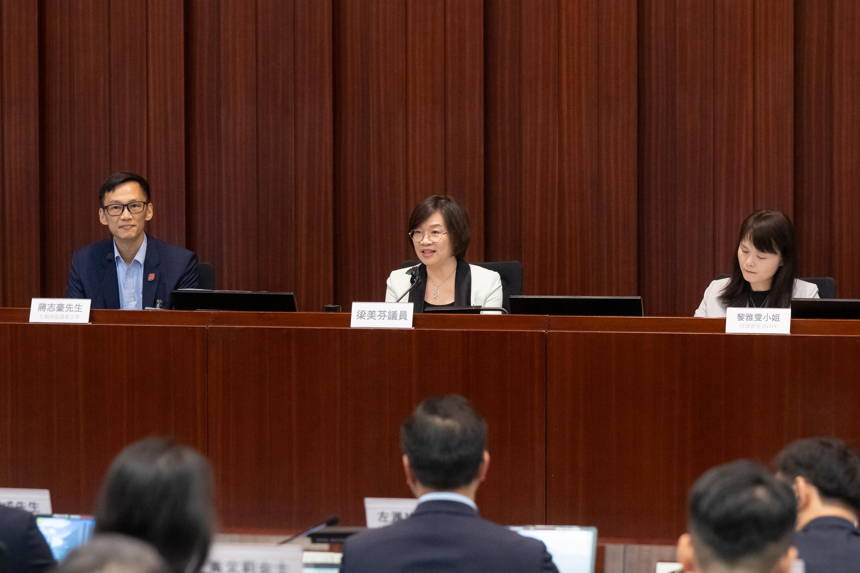 Legislative Council (LegCo) Members met with the Kowloon City District Council (DC) members at the LegCo Complex today (May 22). Photo shows Members of LegCo and the Kowloon City DC discussing traffic pressure in Ho Man Tin.