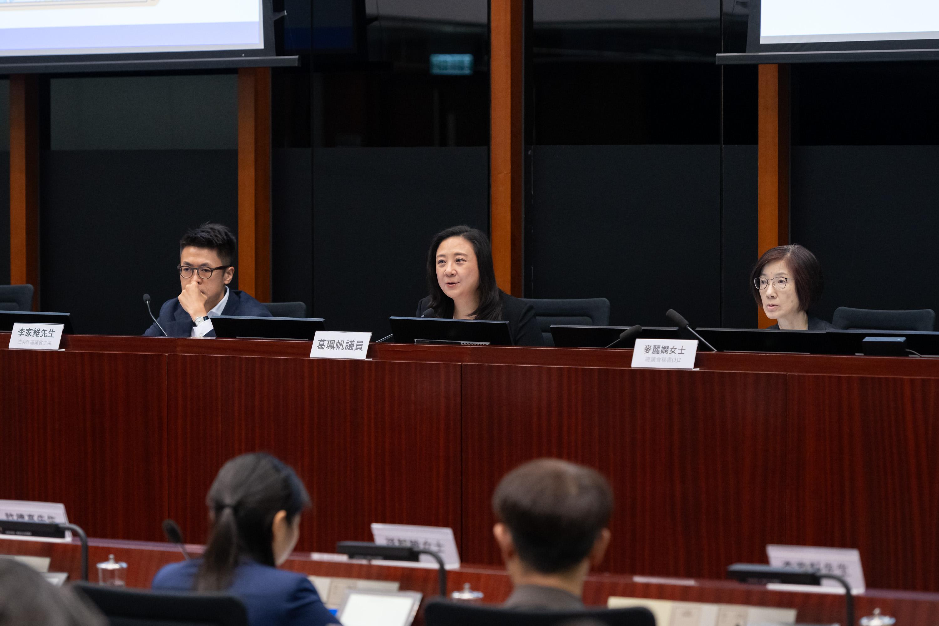 Legislative Council (LegCo) Members met with the Yau Tsim Mong District Council (DC) members at the LegCo Complex today (May 22). Photo shows Members of LegCo and the Yau Tsim Mong DC discussing the promotion of in-depth thematic tourism in the district.