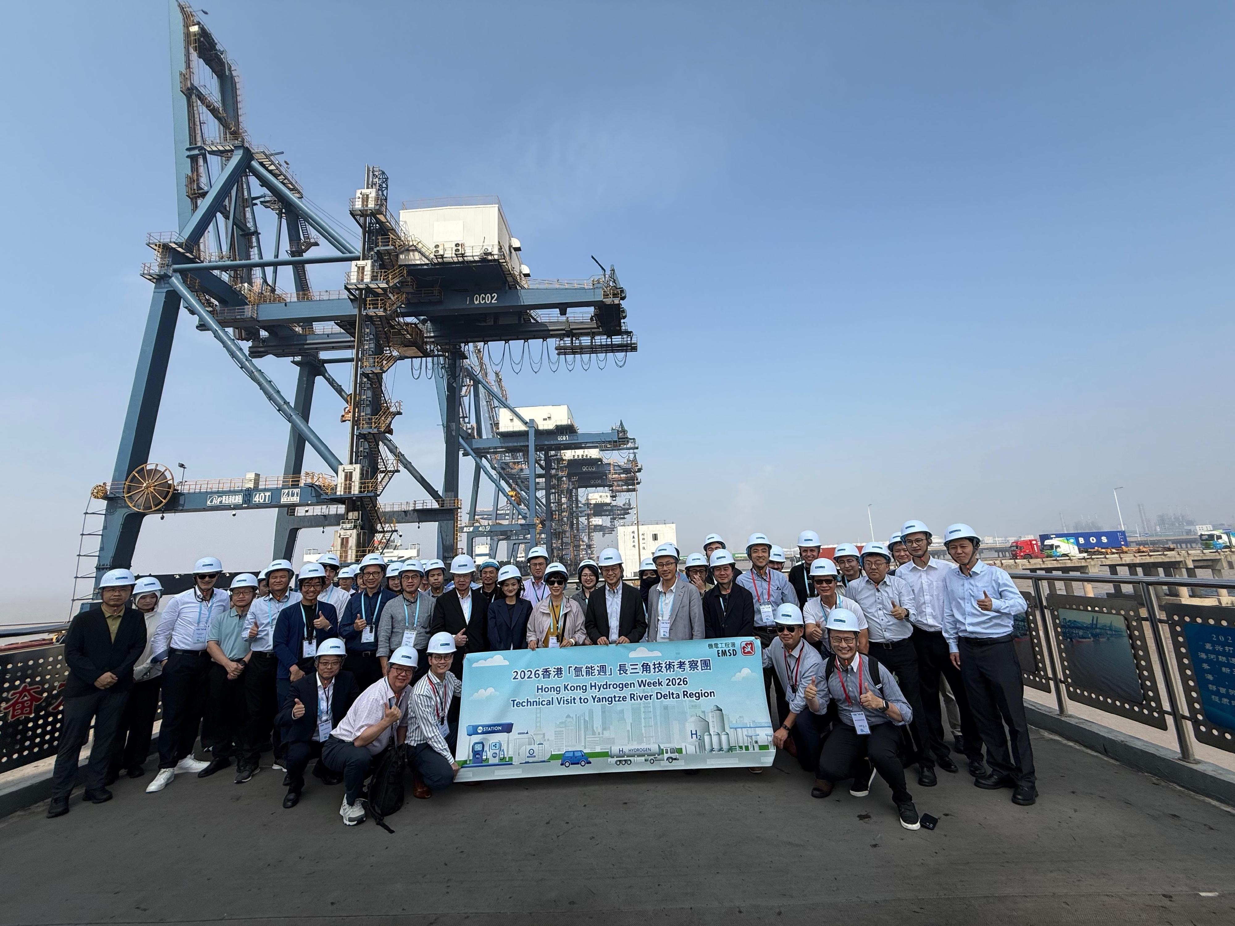 A delegation led by the Electrical and Mechanical Services Department (EMSD) completed their three-day technical visits on hydrogen in Yangtze River Delta region today (May 23). Photo shows the Assistant Director (Gas and General Legislation) of the EMSD, Mr Eric Wong (second row, seventh right) and delegation members visiting the Jiaxing Zhapu International Port Container Terminal to learn about its experience in hydrogen energy applications.