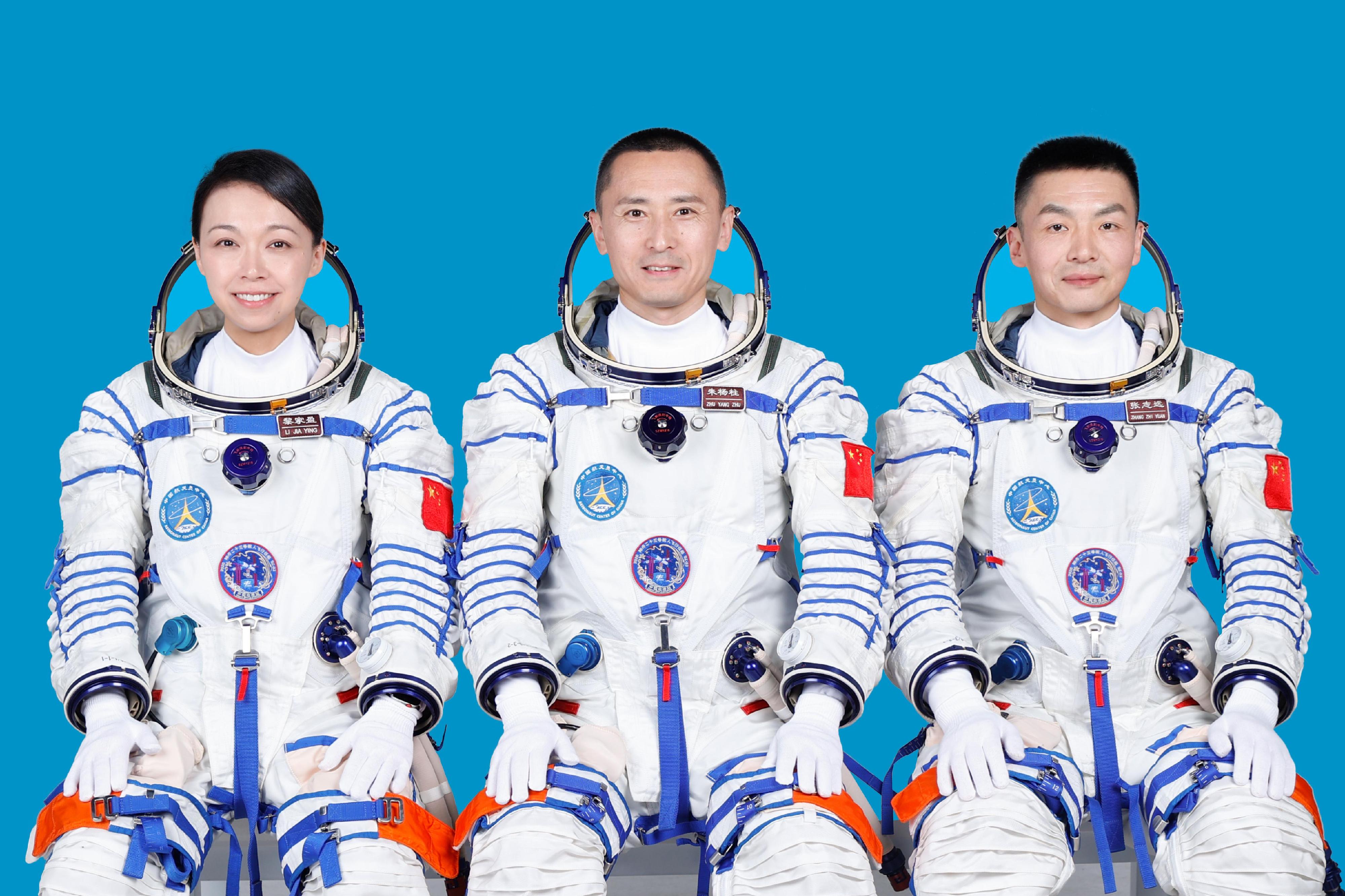 圖示神舟二十三號載人飛行任務航天員黎家盈博士(左)、朱楊柱(中)和張志遠(右)。