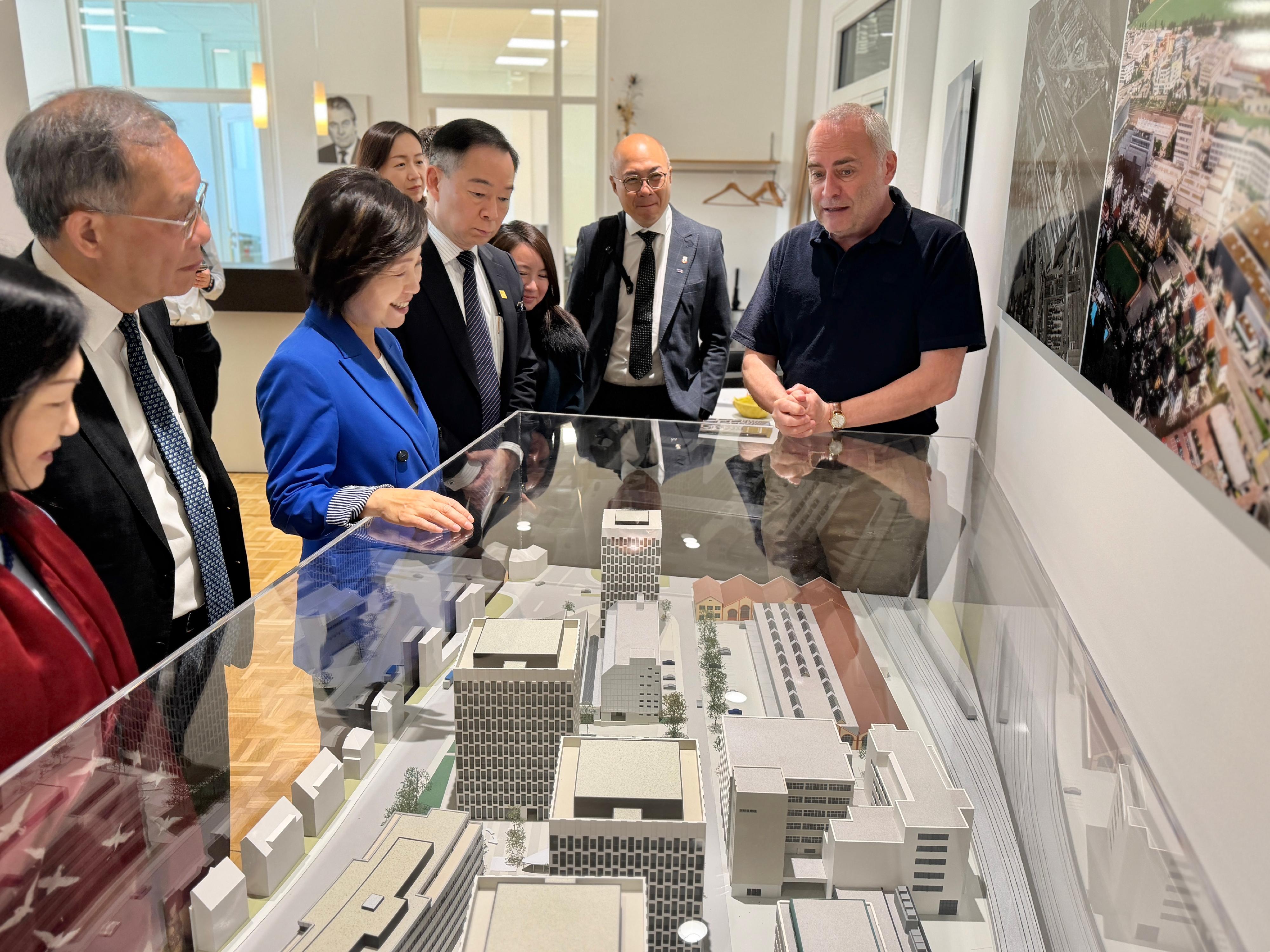 The Secretary for Education, Dr Choi Yuk-lin, together with the delegation of the Working Group on Planning and Construction of the University Town under the Committee on Development of the Northern Metropolis, and representatives from the Alliance of Universities of Applied Sciences continued visit to Zurich, Switzerland yesterday (May 22, Zurich time). Photo shows Dr Choi (third left) and the delegation touring the Bio-Technopark Schlieren-Z&uuml;rich, and being briefed by the co-founder and CEO of the park, Mr Mario Jenni (first right), on the development layout of the park.