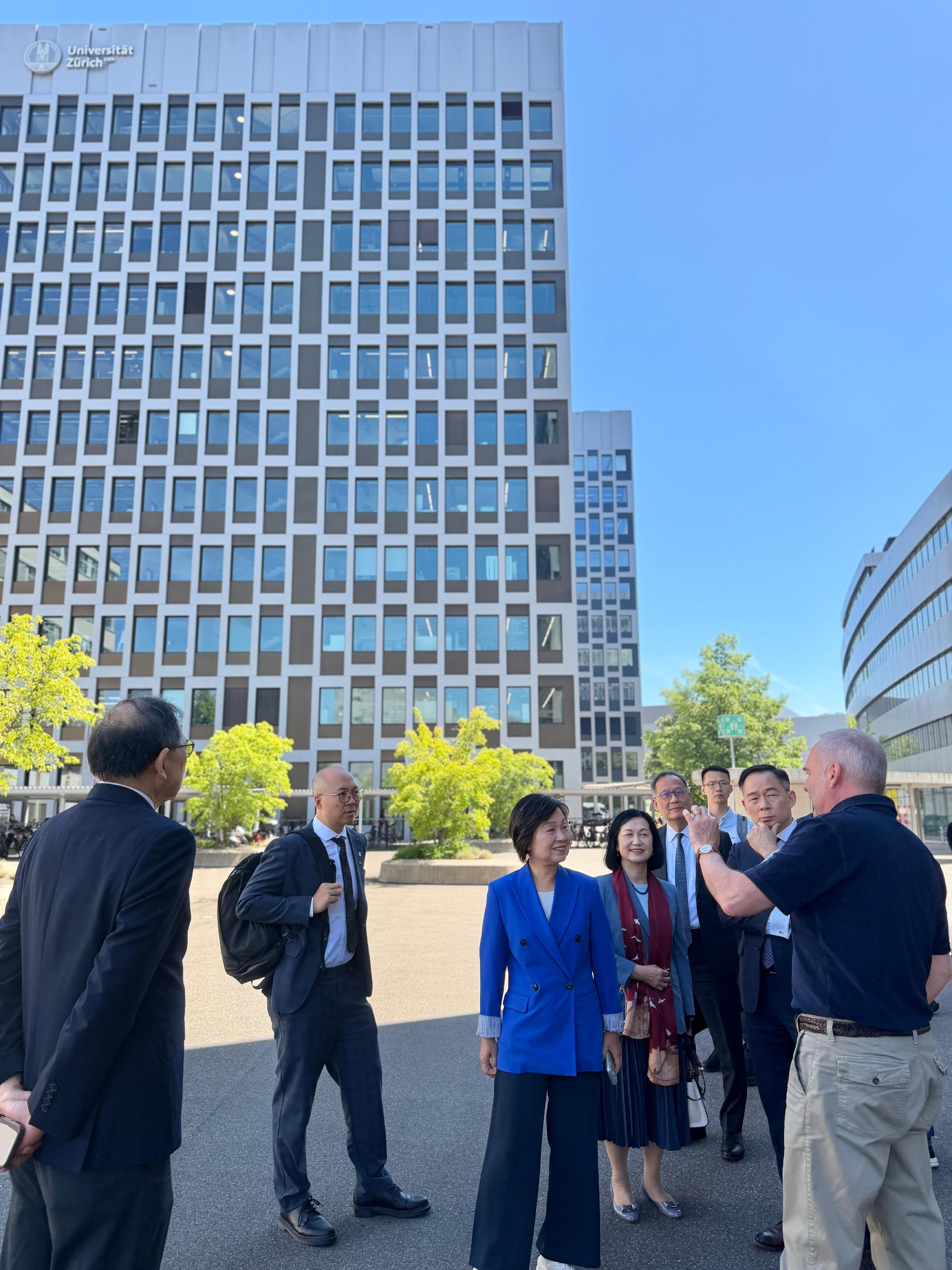 The Secretary for Education, Dr Choi Yuk-lin, together with the delegation of the Working Group on Planning and Construction of the University Town under the Committee on Development of the Northern Metropolis, and representatives from the Alliance of Universities of Applied Sciences continued visit to Zurich, Switzerland yesterday (May 22, Zurich time). Photo shows Dr Choi (third left) and the delegation touring the Bio-Technopark Schlieren-Z&uuml;rich, and being briefed by the co-founder and CEO of the park, Mr Mario Jenni (first right), on the facilities of the park.