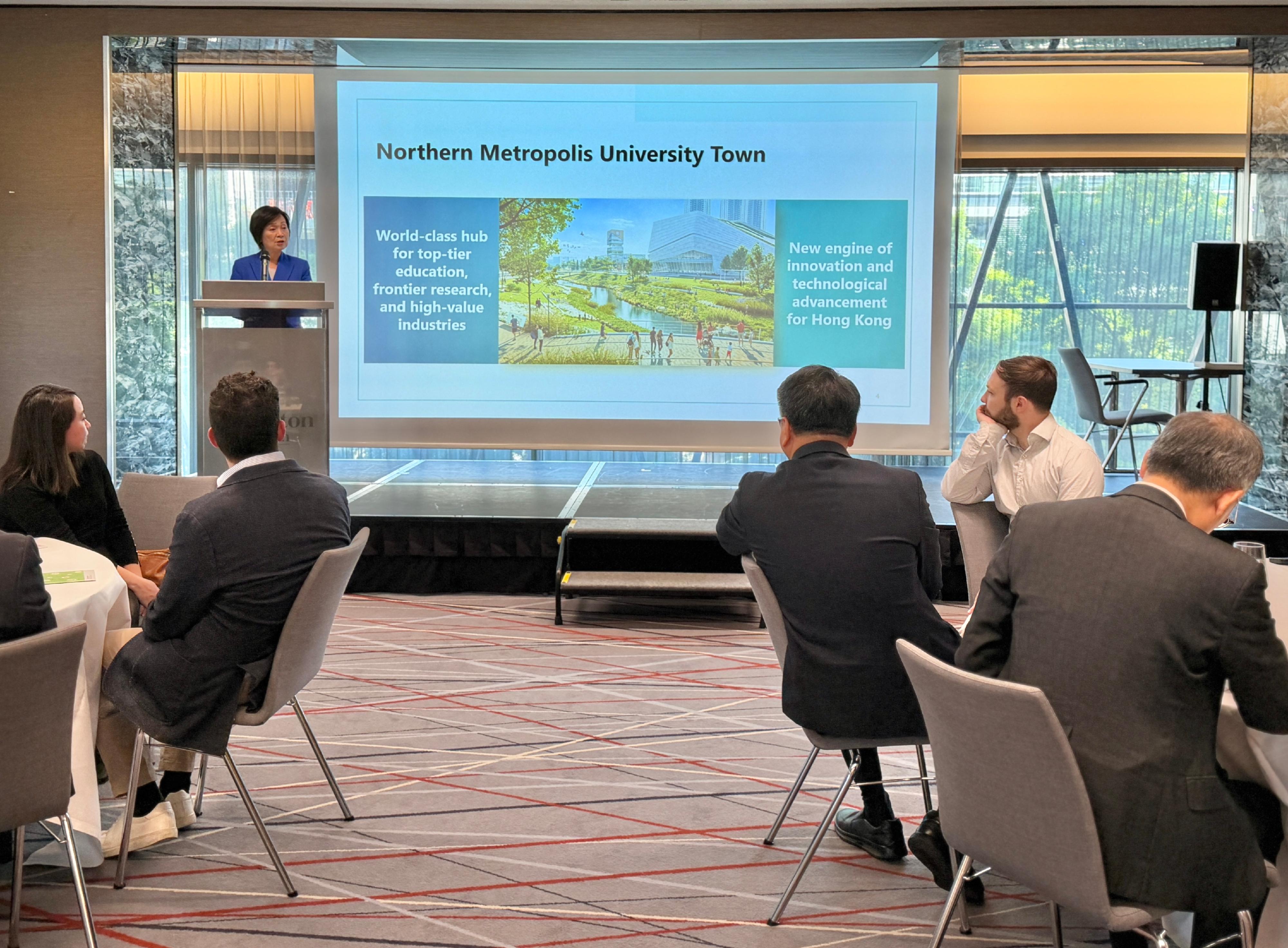 The Secretary for Education, Dr Choi Yuk-lin, together with the delegation of the Working Group on Planning and Construction of the University Town under the Committee on Development of the Northern Metropolis, and representatives from the Alliance of Universities of Applied Sciences continued visit toZurich, Switzerland yesterday (May 22, Zurich time). They attended a luncheon to engage in in-depth exchanges with representatives from various Swiss organisations. Photo shows Dr Choi introducing the development of Northern Metropolis University Town at the luncheon.