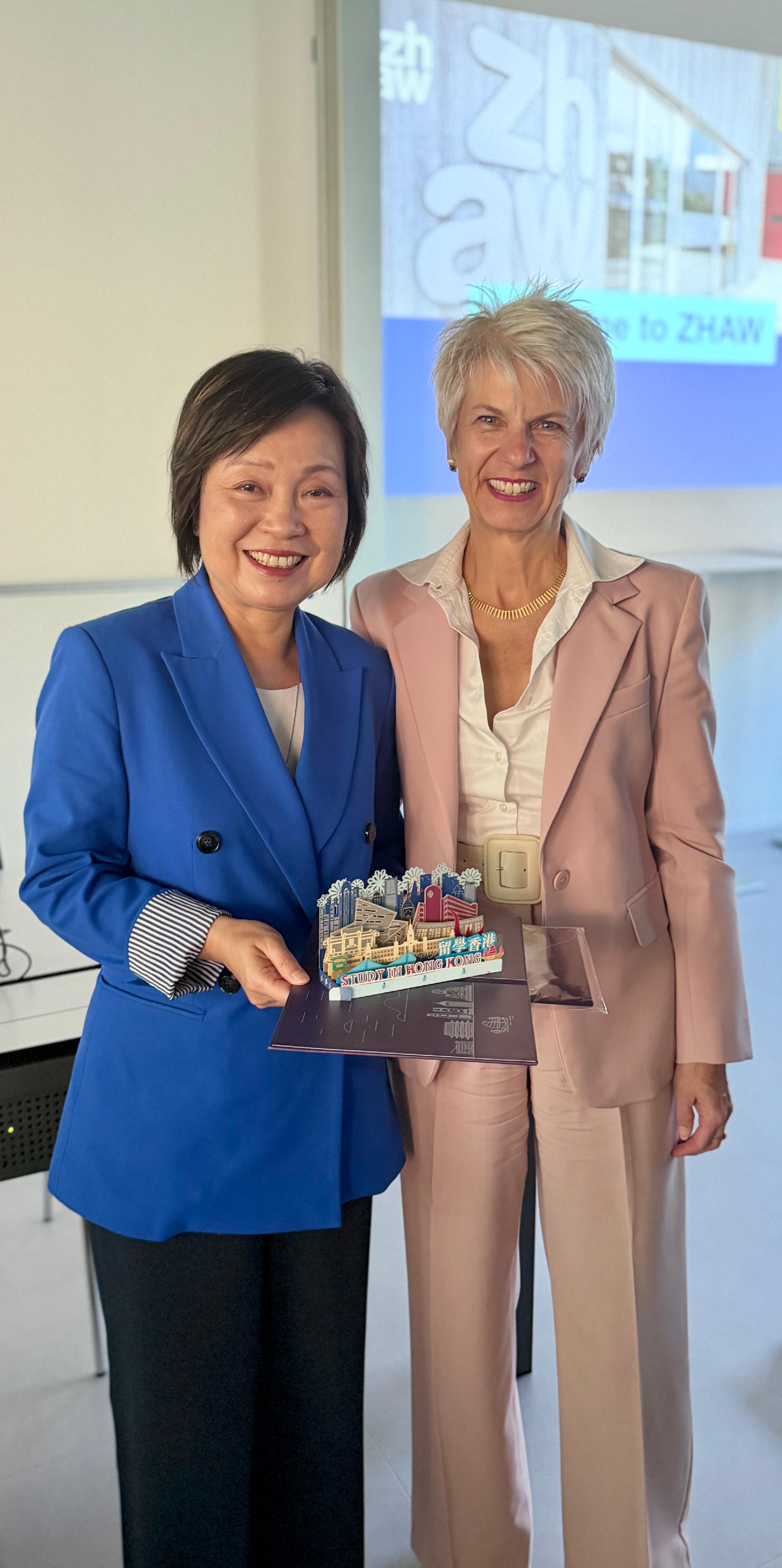The Secretary for Education, Dr Choi Yuk-lin, together with the delegation of the Working Group on Planning and Construction of the University Town under the Committee on Development of the Northern Metropolis, and representatives from the Alliance of Universities of Applied Sciences continued visit to Zurich, Switzerland yesterday (May 22, Zurich time) and toured the Zurich University of Applied Sciences (ZHAW). Photo shows Dr Choi (left) and the President of ZHAW, Professor Regula J&ouml;hl (right).