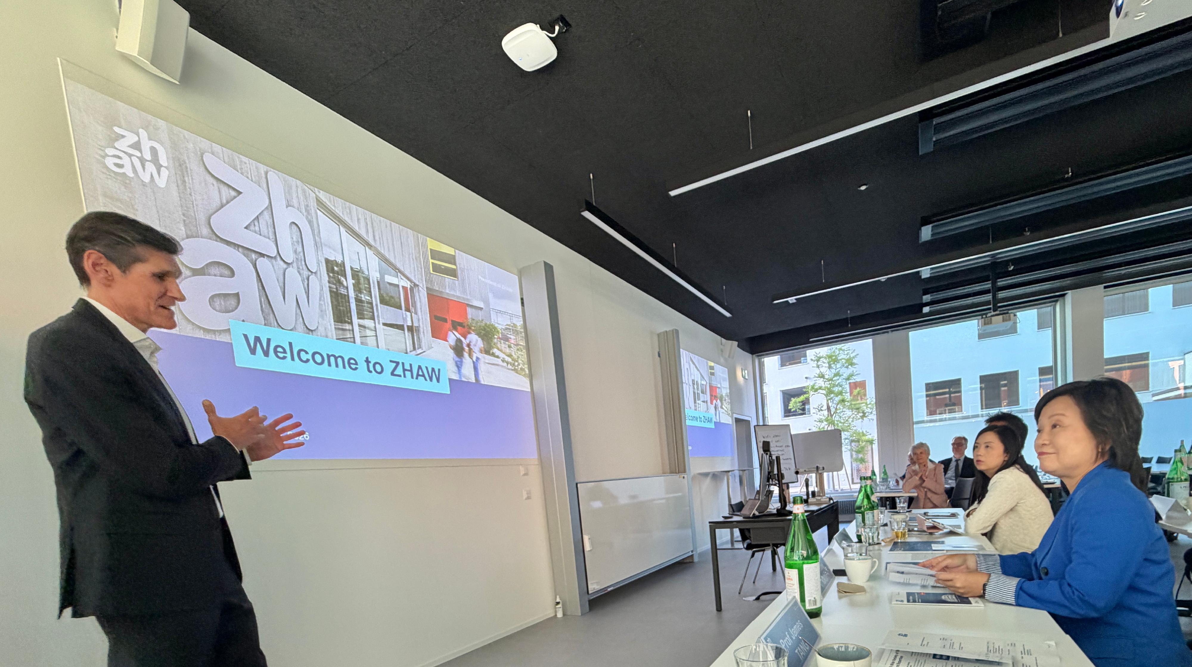 The Secretary for Education, Dr Choi Yuk-lin, together with the delegation of the Working Group on Planning and Construction of the University Town under the Committee on Development of the Northern Metropolis, and representatives from the Alliance of Universities of Applied Sciences continued visit to Zurich, Switzerland yesterday (May 22, Zurich time). Photo shows Dr Choi (first right) and the delegation being briefed on the teaching and research work of the Zurich University of Applied Sciences during a visit to the university.