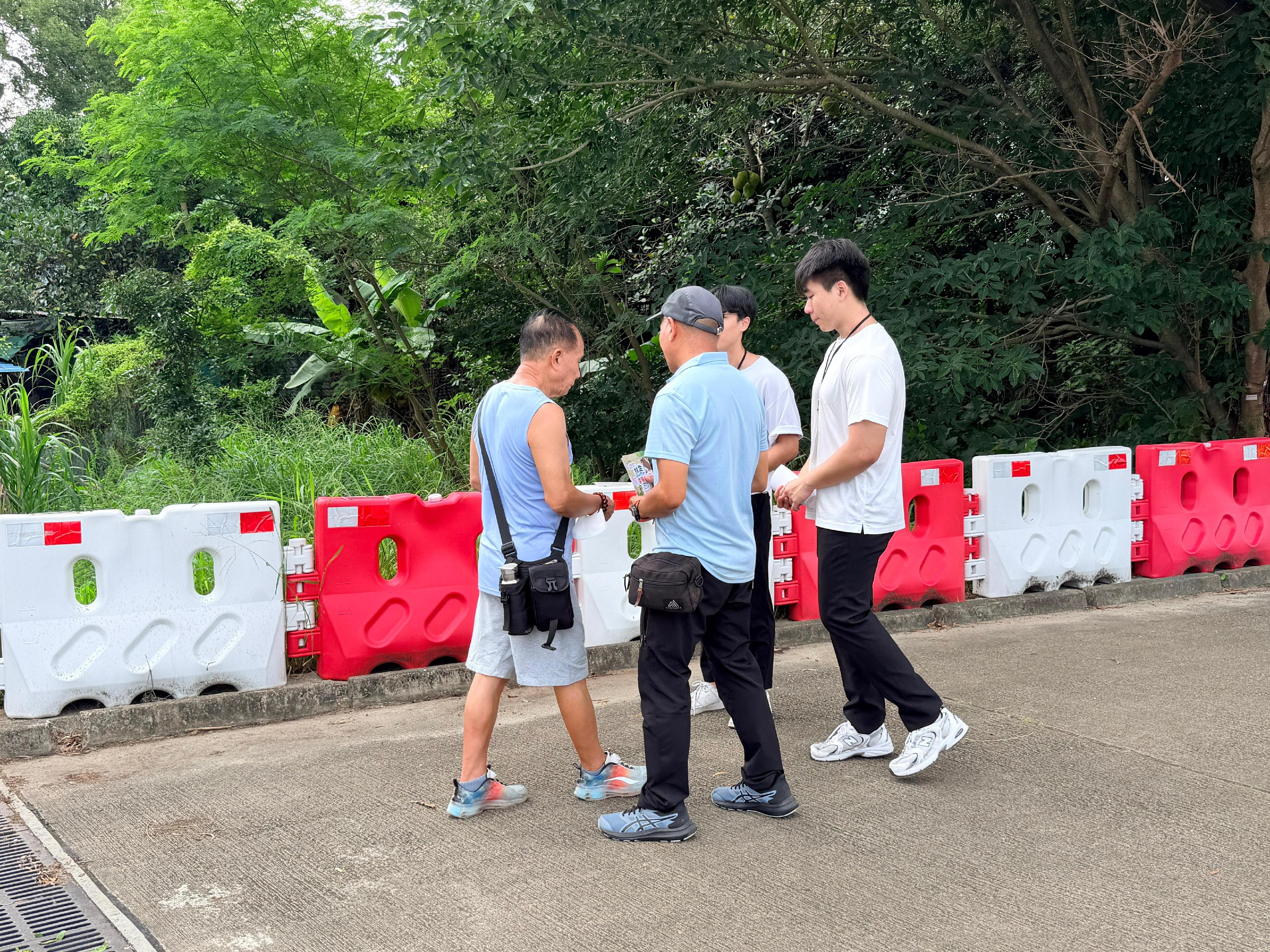 為保障動物福利,漁農自然護理署(漁護署)今日(五月二十四日)派員巡查以往常見放生活動的地點。圖示漁護署人員於上水梧桐河派發宣傳品。