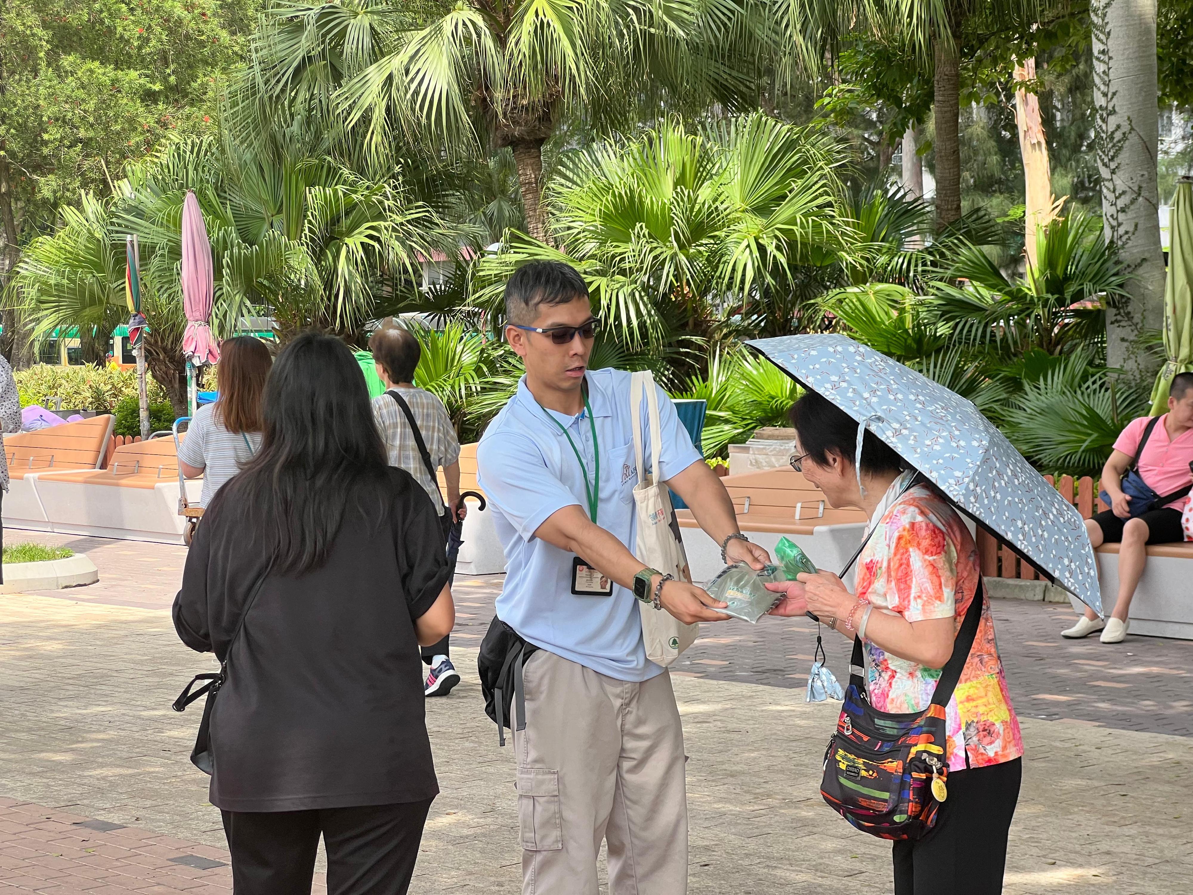 With a view to safeguarding animal welfare, the Agriculture, Fisheries and Conservation Department (AFCD) today (May 24) deployed staff to patrol locations where mercy release activities frequently occurred in the past. Photo shows staff members of the AFCD distributing education materials at Sai Kung Public Pier.