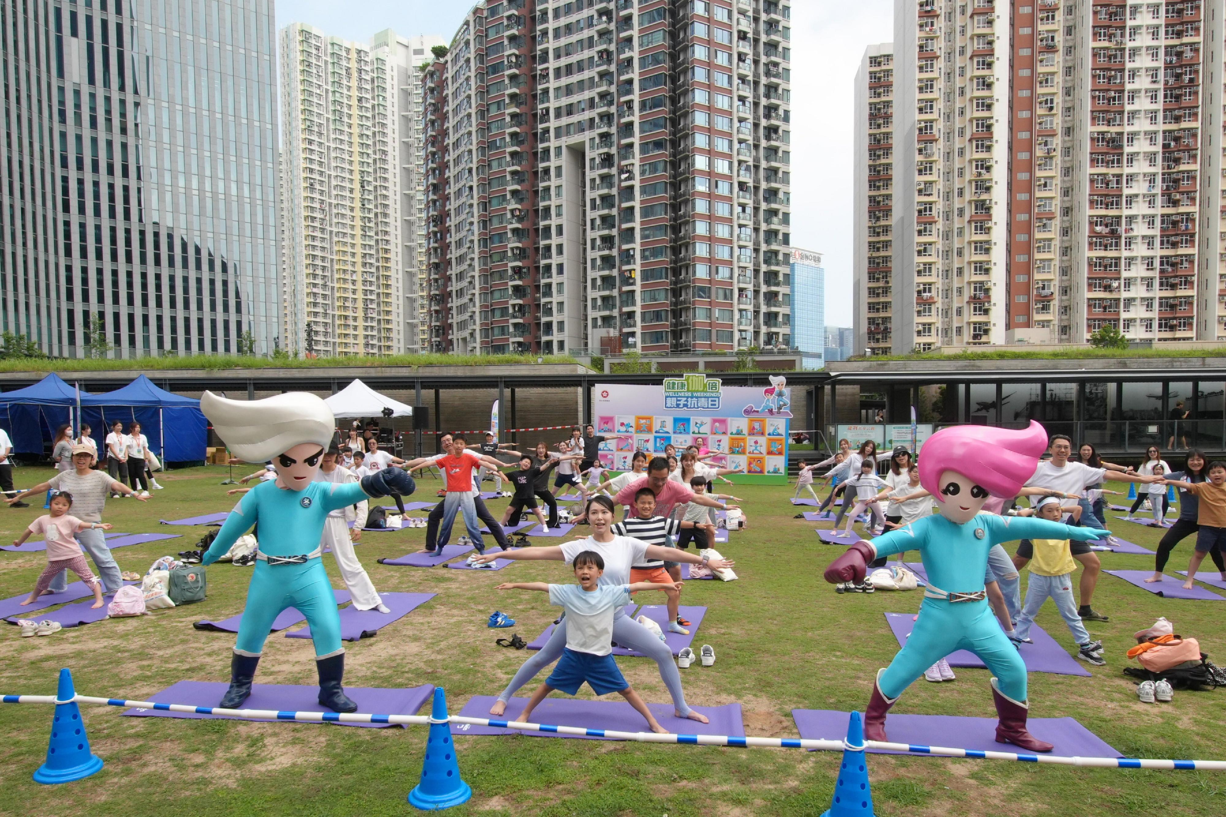 The "Wellness Weekends" organised by the Narcotics Division of the Security Bureau comprised three stops, with six family yoga workshops held in April and May at Kai Tak Station Square, Tamar Park and Tsuen Wan Park. Photo shows the family yoga workshop led by yoga tutor Kaka Chan for the first stop of "Wellness Weekends" was held at Kai Tak Station Square.