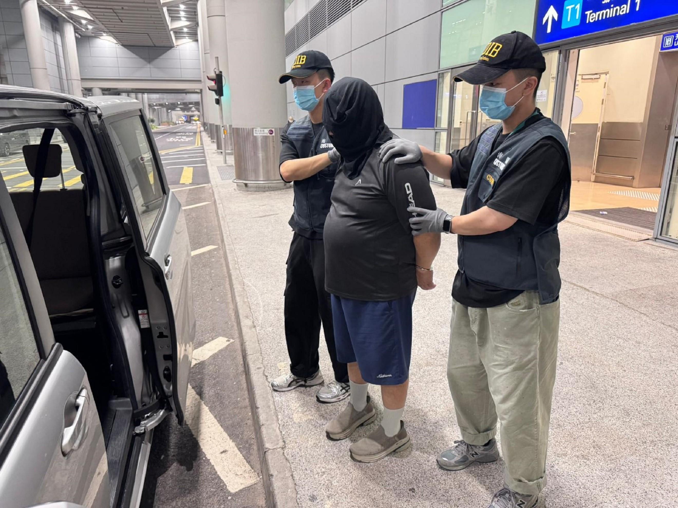 Hong Kong Customs today (May 26) detected two drug trafficking cases involving passengers at Hong Kong International Airport and seized about 11 kilograms of suspected cannabis buds and 18kg of suspected ketamine, with a total estimated market value of about $8.85 million. Photo shows the arrested person (centre) involved in the first case.