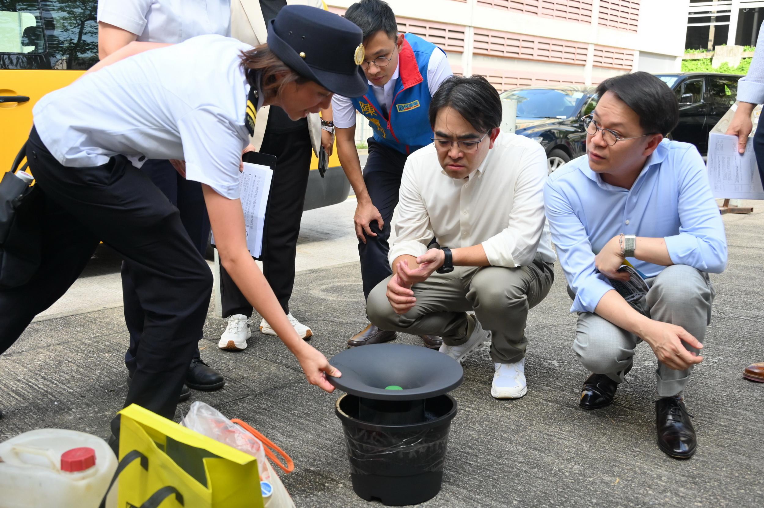 食物環境衞生署(食環署)今日(五月二十六日)公布五月份第五批白紋伊蚊誘蚊器指數,涵蓋16個監察地區的第一階段誘蚊器指數和10個監察地區的分區誘蚊器指數。圖示食環署署長吳文傑(右二)聯同立法會議員陳克勤(右一)到沙田區大圍了解當區的控蚊工作,並聽取署方人員講解新型捕蚊器的成效。